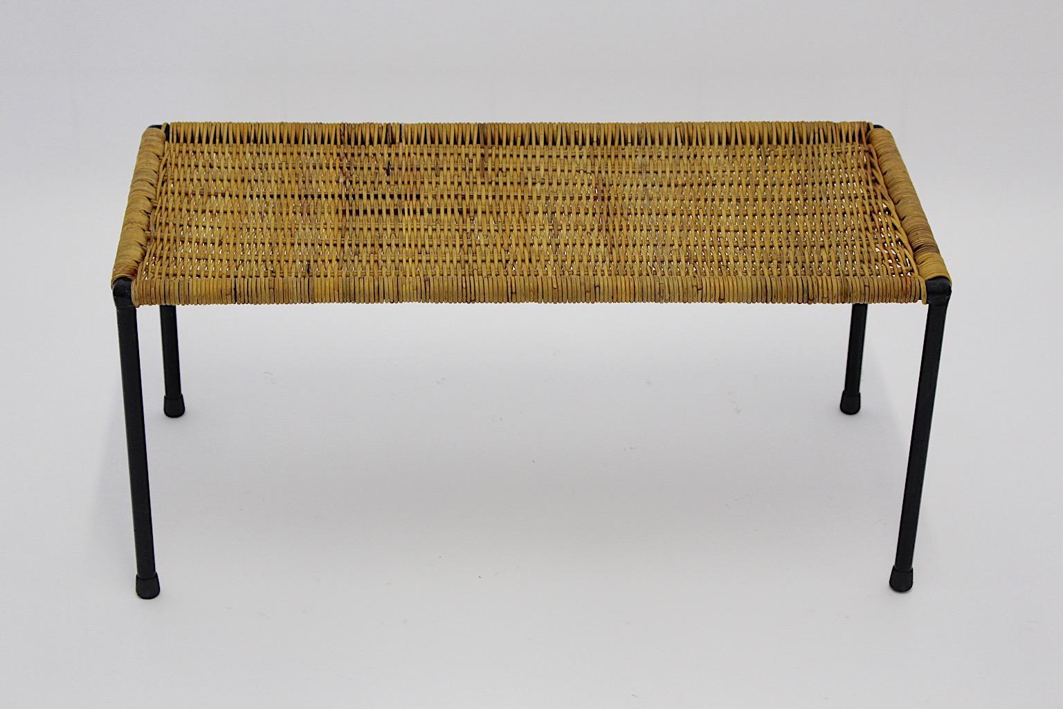 Mid-Century Modern Table d'appoint ou table de canapé moderne en rotin et osier du milieu du siècle dernier, années 1950, Autriche en vente