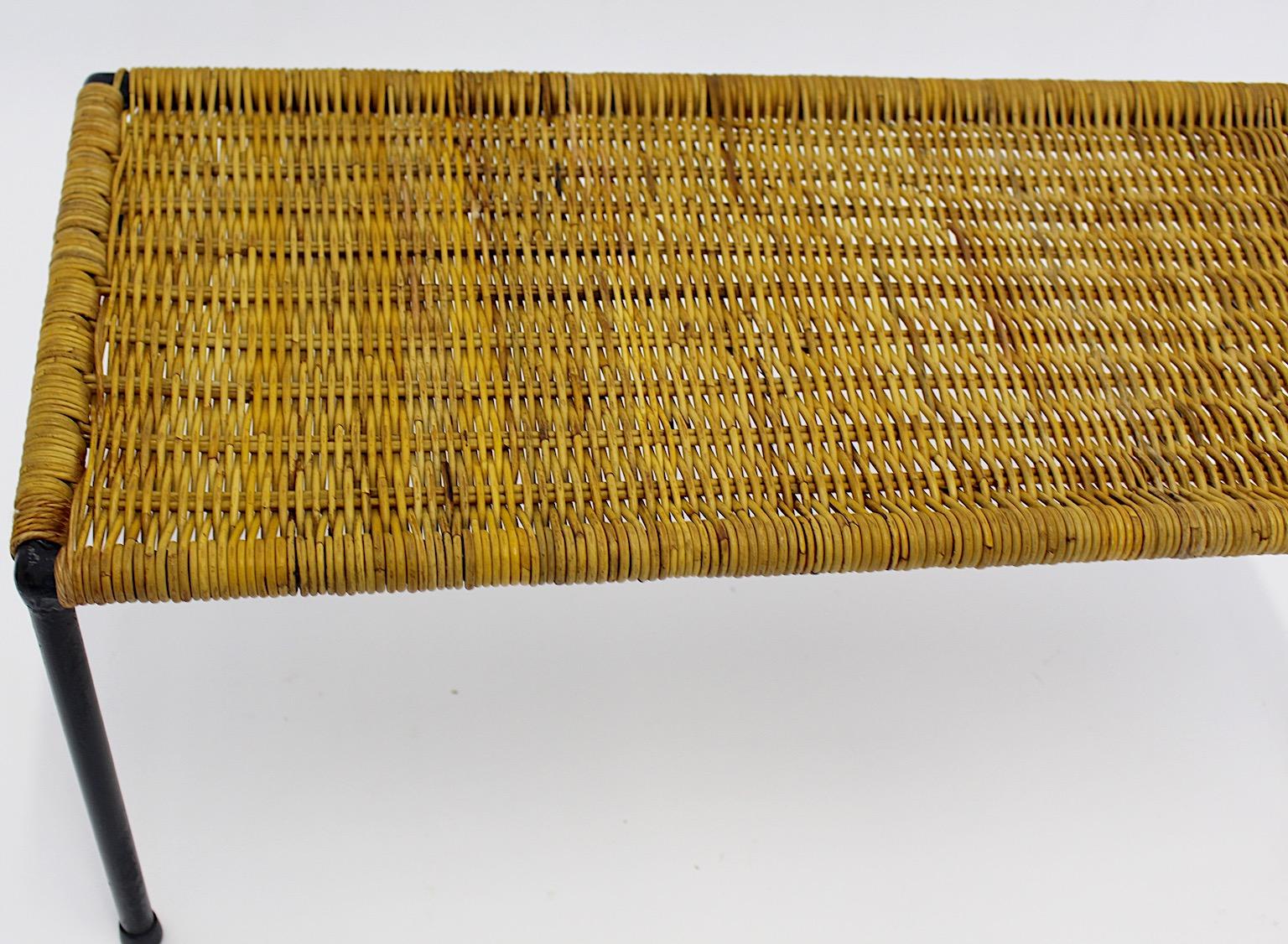 Autrichien Table d'appoint ou table de canapé moderne en rotin et osier du milieu du siècle dernier, années 1950, Autriche en vente