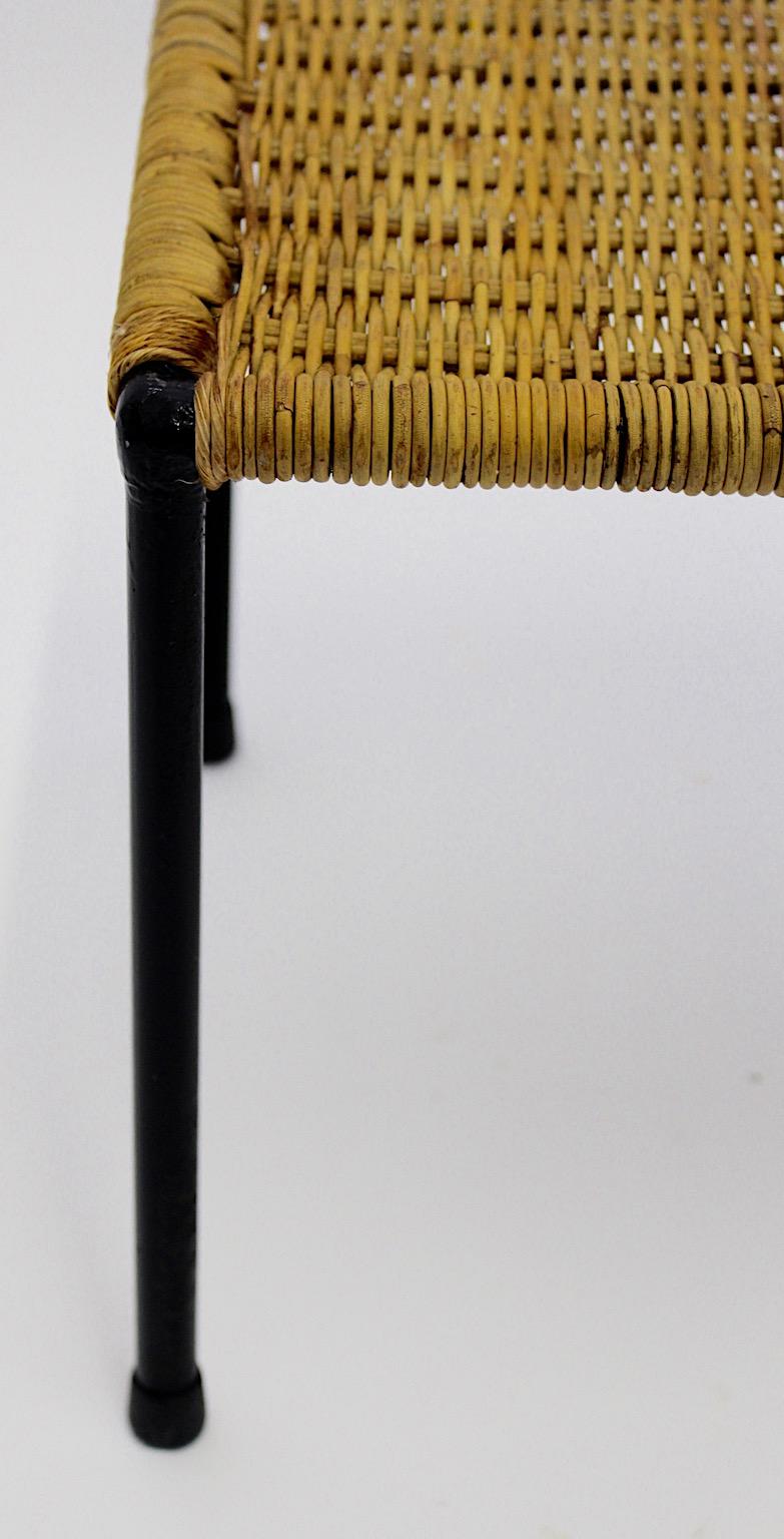 Table d'appoint ou table de canapé moderne en rotin et osier du milieu du siècle dernier, années 1950, Autriche Bon état - En vente à Vienna, AT