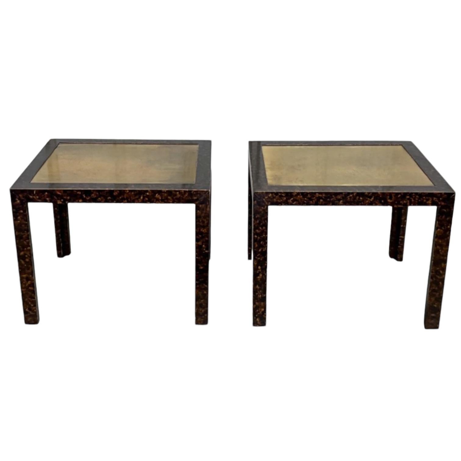 Américain Tables d'appoint The Modernity en fausse tortue et laiton - Paire en vente