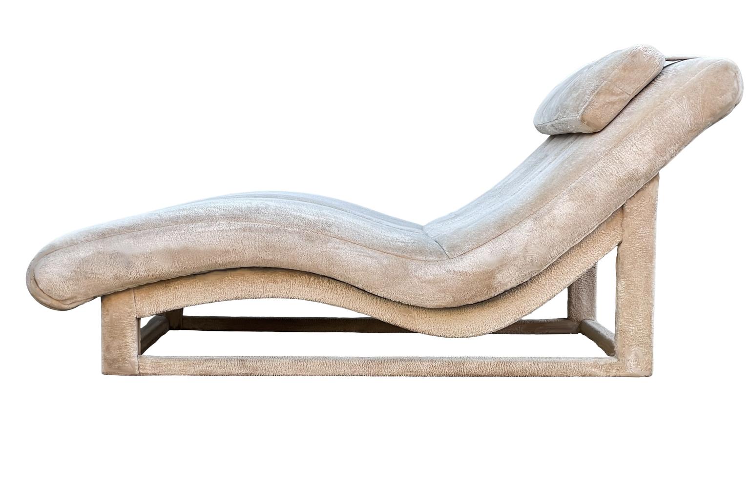 Late 20th Century Mid-Century Modern Wide Chaise Lounge Chair in Faux Fur After Milo Baughman