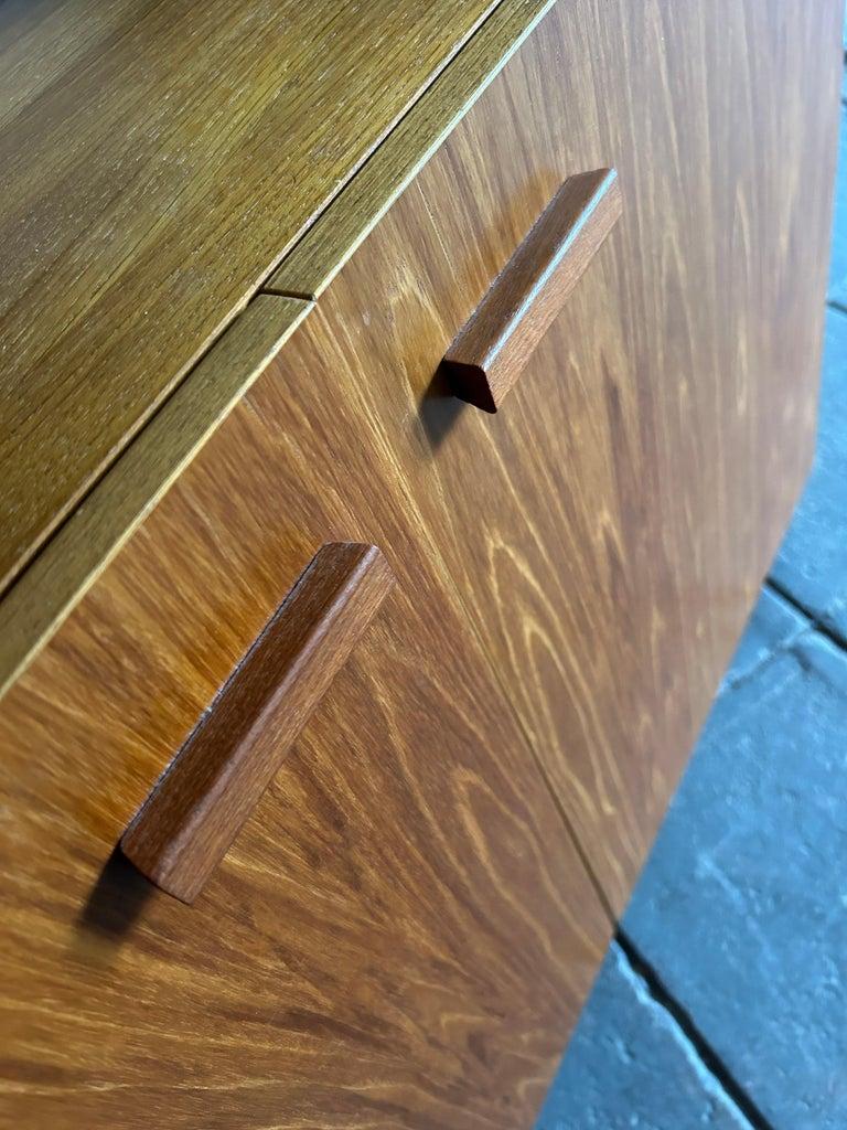 Metà XX secolo Libreria alta in teak Mid-Century Modern (2) ante di armadio Made in Denmark in vendita