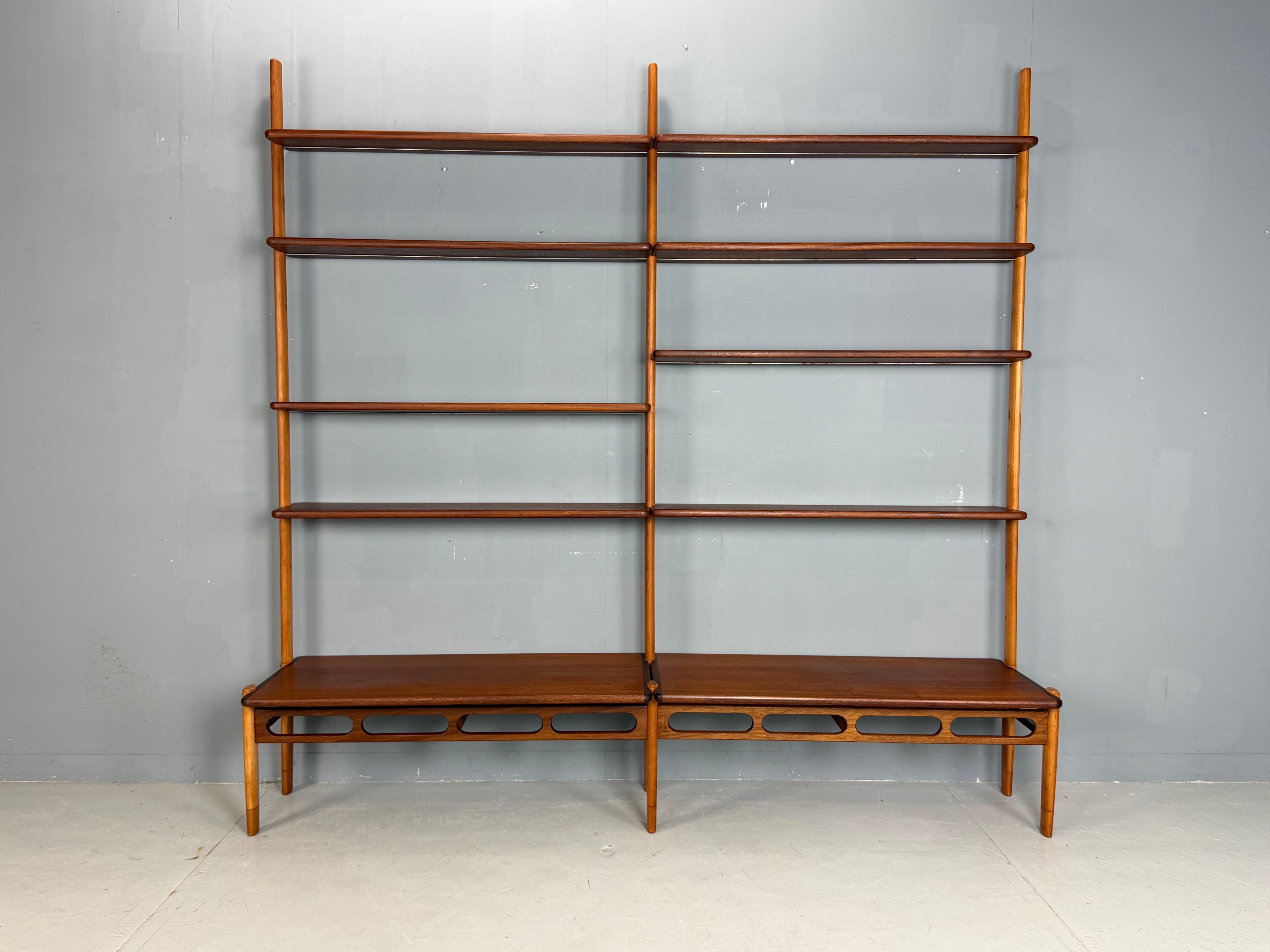 Mid-Century Modern period modular two-tone wall unit designed by William Watting for ScanFlex, The Netherlands 1960. 


This open storage unit is made of solid teak shelves and solid beech uprights. It consists of a free standing bottom shelf and