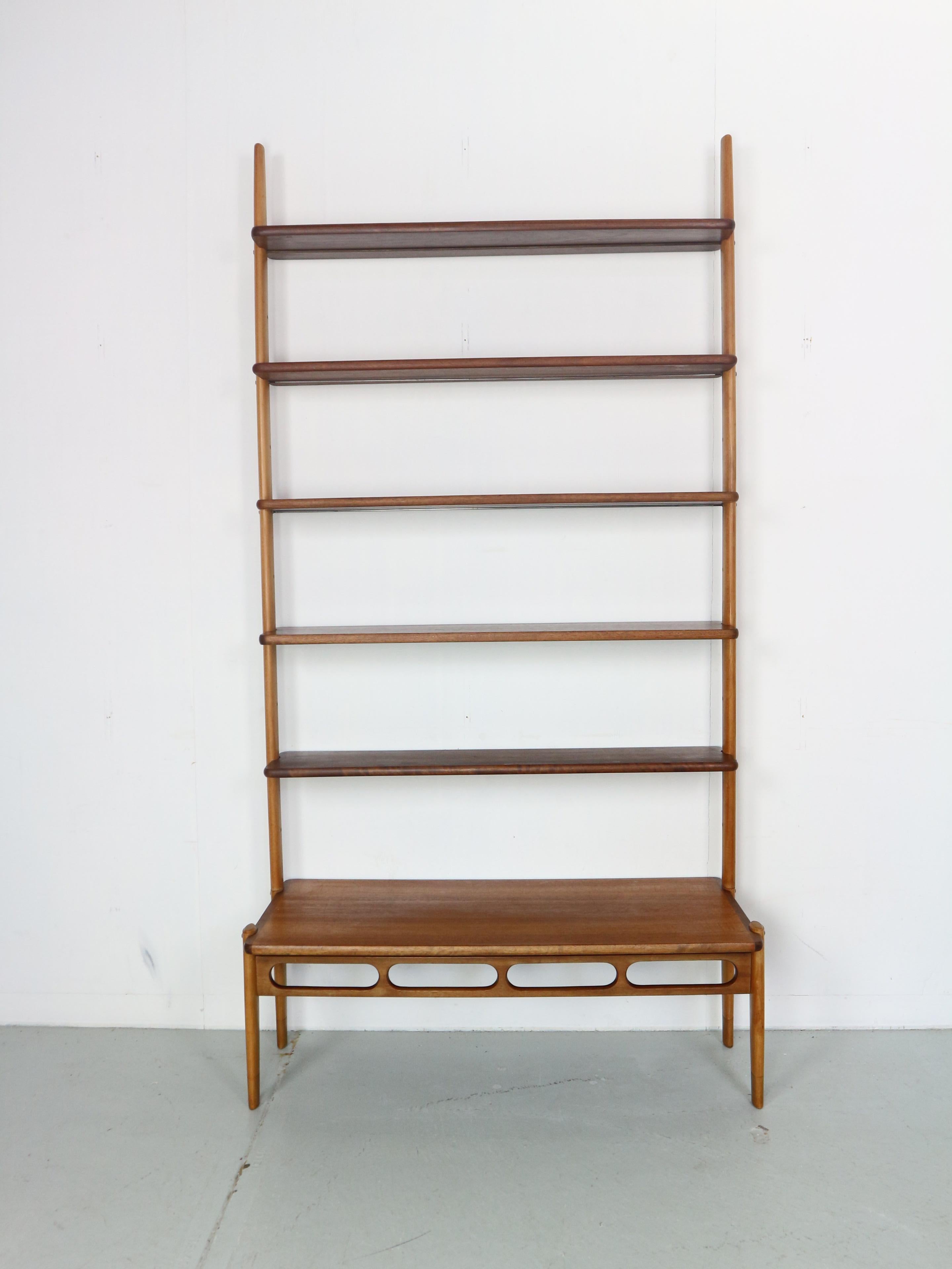 Mid-Century Modern period modular two-tone wall unit designed by William Watting for ScanFlex, The Netherlands 1960. 


This open storage unit is made of solid teak shelves and solid beech uprights. It consists of a free standing bottom shelf and