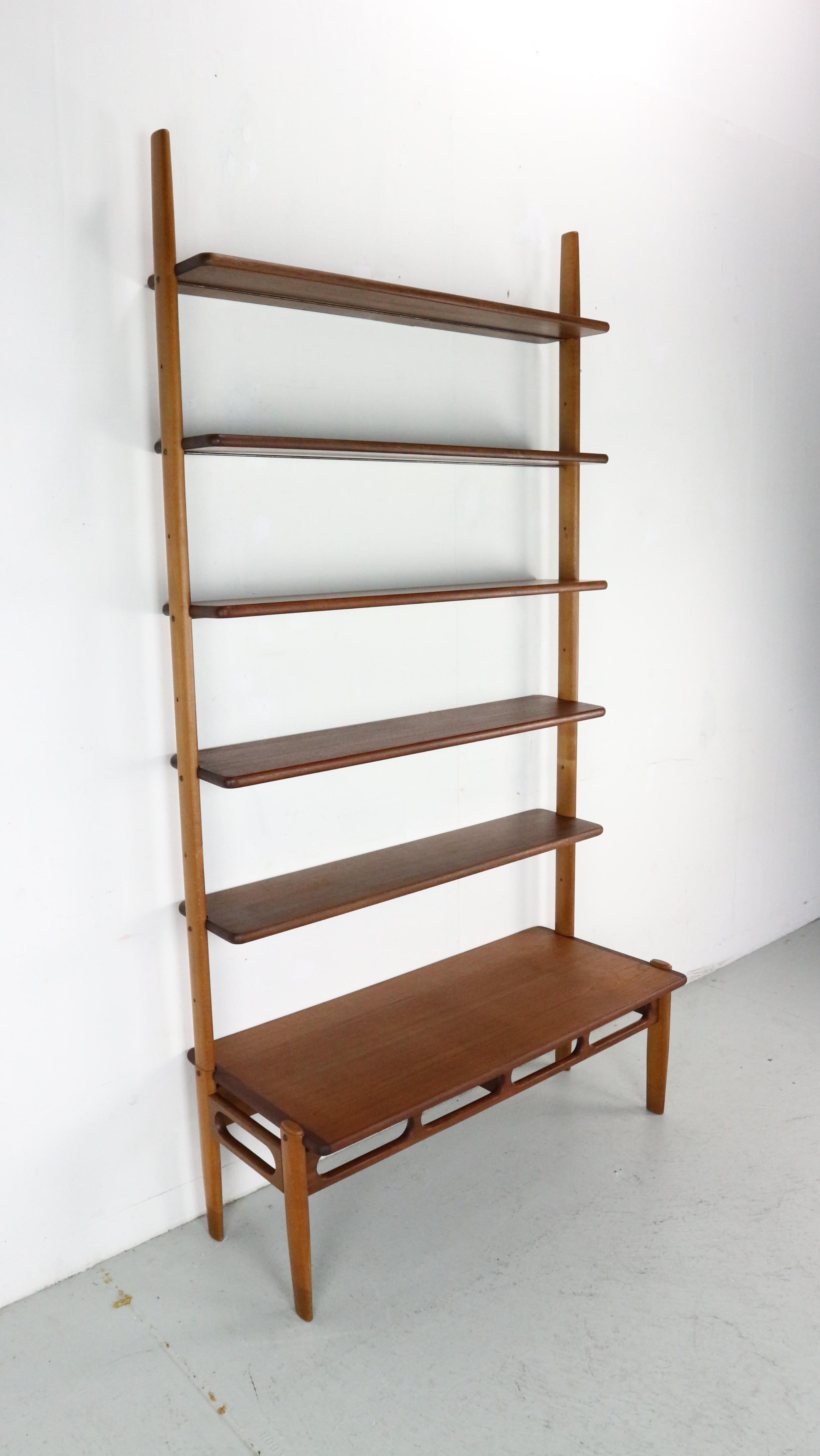 Mid-Century Modern period modular two-tone wall unit designed by William Watting for ScanFlex, The Netherlands 1960. 


This open storage unit is made of solid teak shelves and solid beech uprights. It consists of a free standing bottom shelf and
