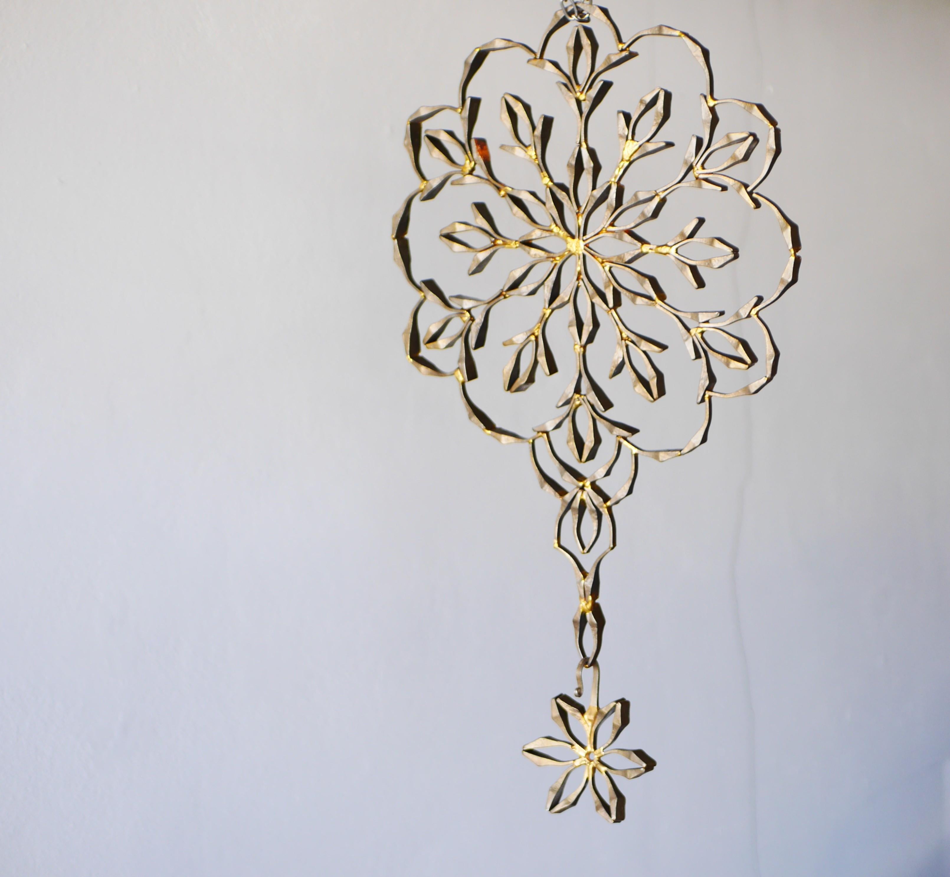 Ciondolo decorativo in metallo a forma di finestra, moderno e di metà secolo in vendita 2