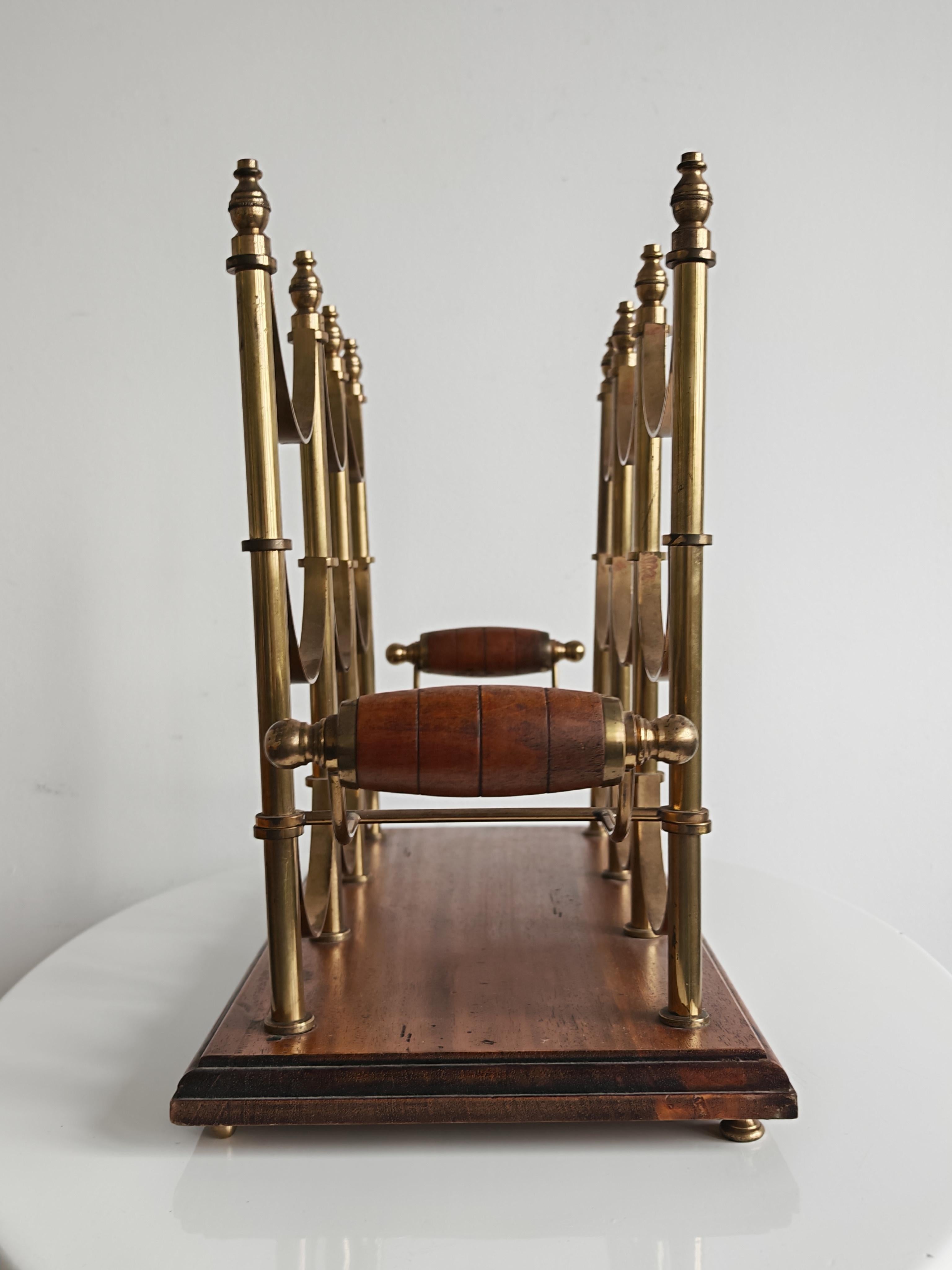 Portabottiglie da vino moderno di metà secolo in ottone e mogano, Francia anni '60 In condizioni buone in vendita a Beograd, RS