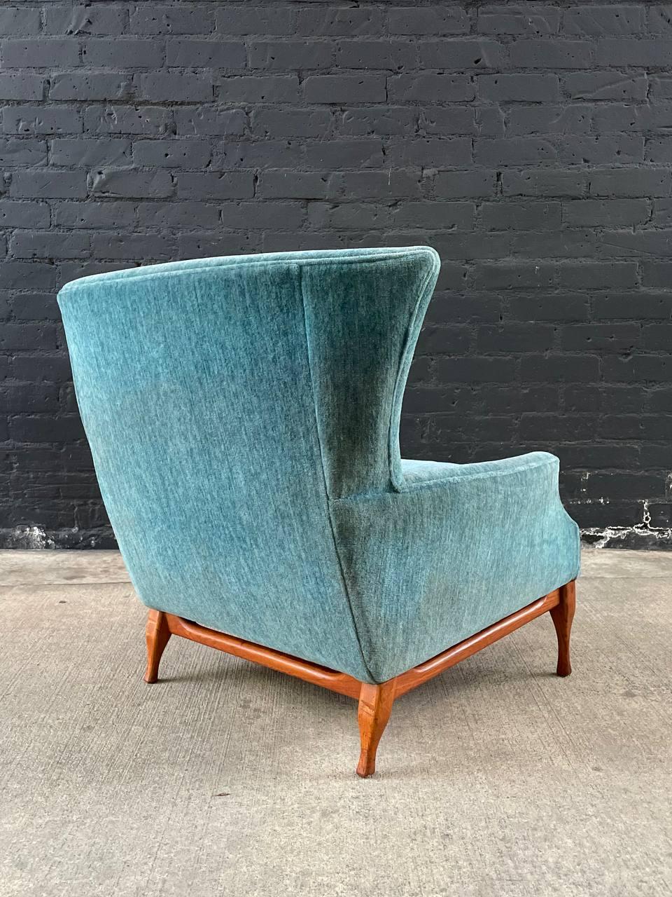 Mid-Century Modern Wing Lounge Chair with Walnut Base In Good Condition In Los Angeles, CA