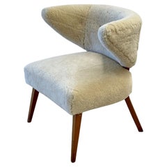 Chaise à oreilles/ pantoufle moderne du milieu du siècle dernier, style Otto Schultz, en peau de mouton