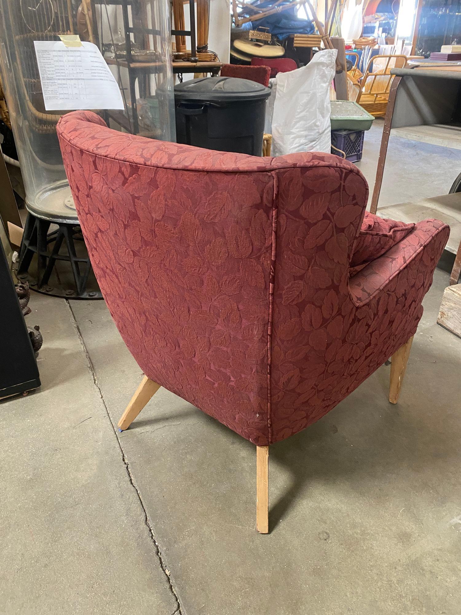 Mid Century Modern Wingback Lounge Chair Burgundy Leaf Print Pair (Stoff) im Angebot