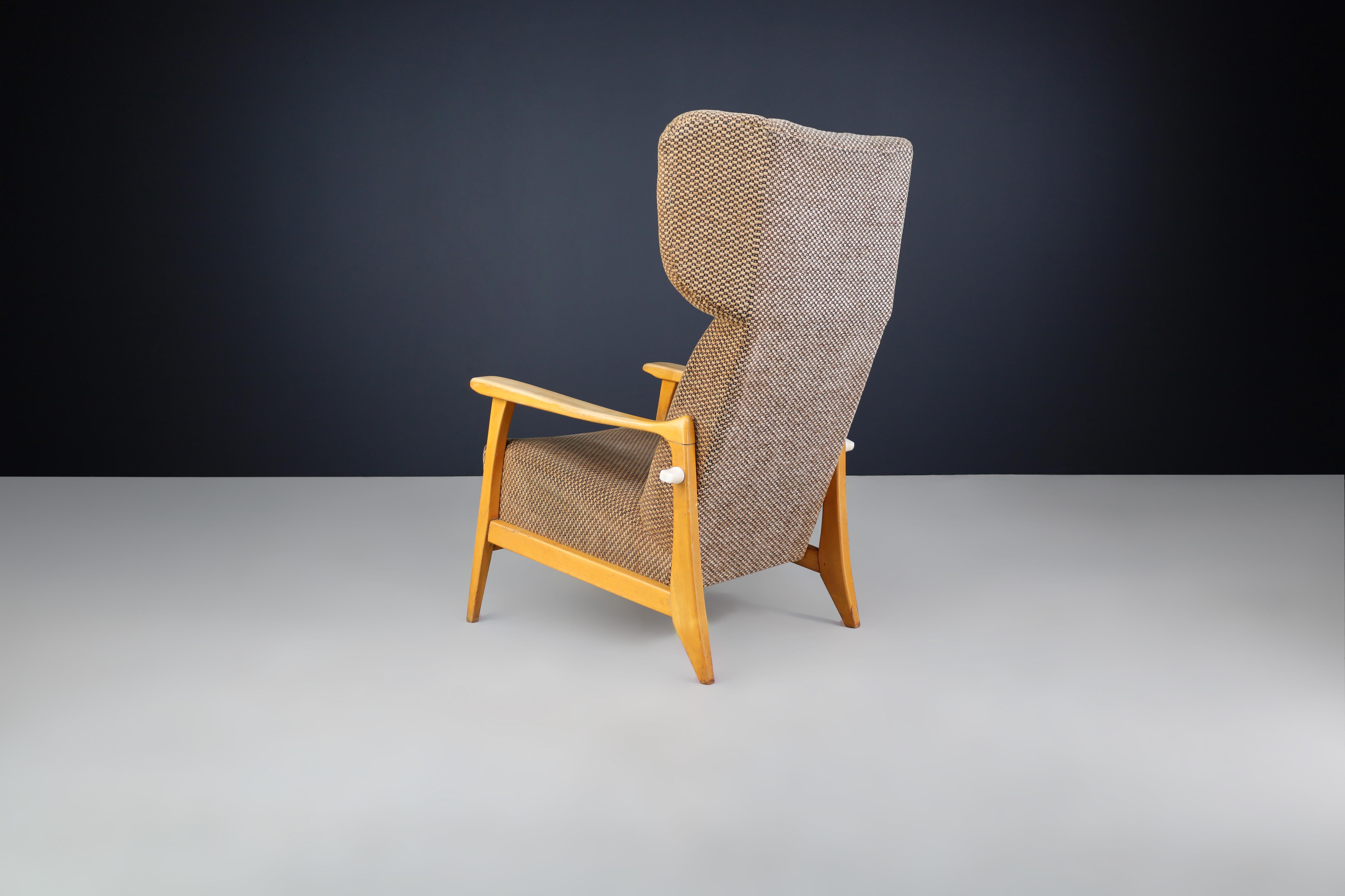 Mid-Century Modern Wingback Lounge Chair by Krásná Jizba, Praha, 1960s Tapicería en venta