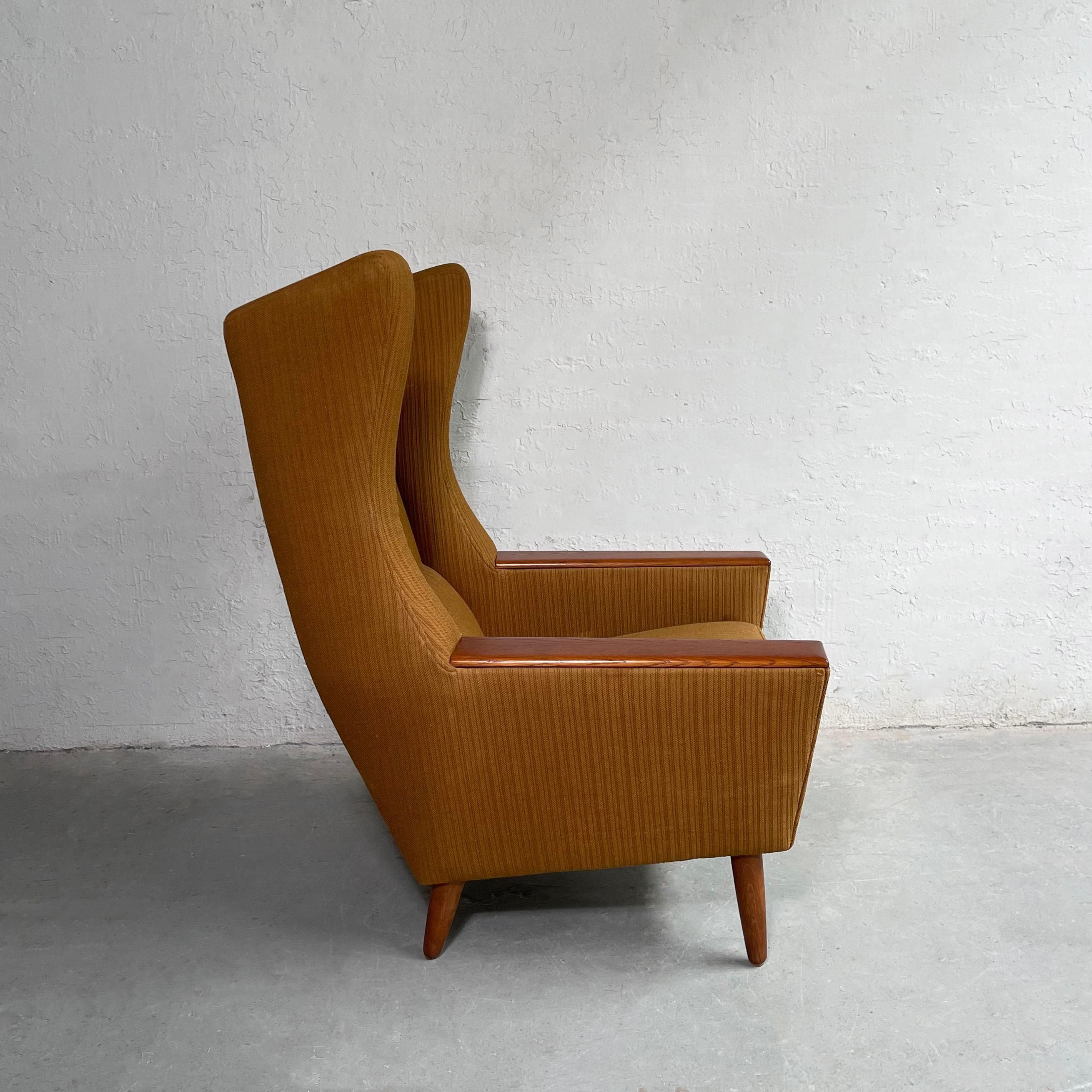 Mid Century Modern Wingback Lounge Chair (Moderne der Mitte des Jahrhunderts) im Angebot