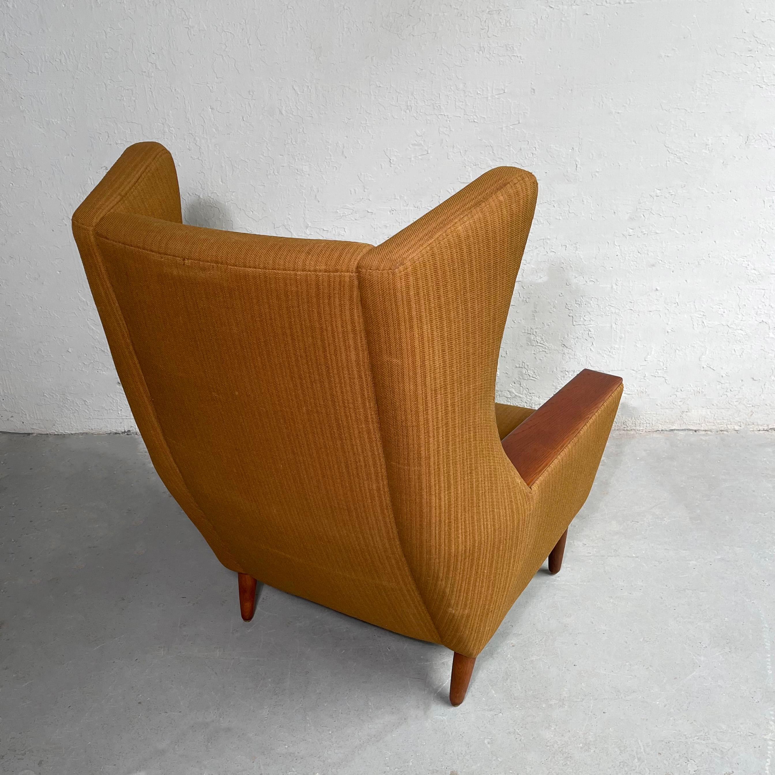 Mid Century Modern Wingback Lounge Chair (Stoff) im Angebot