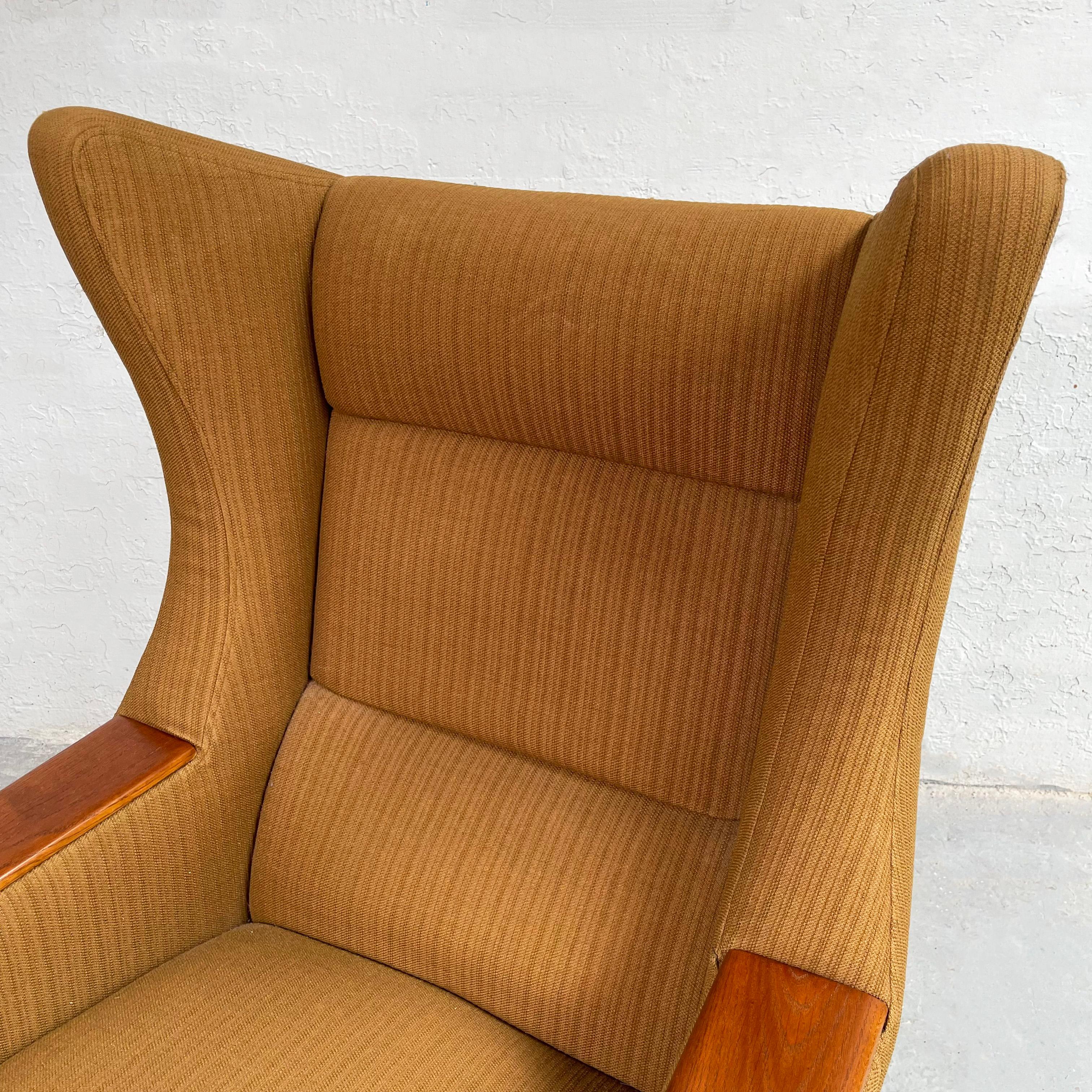 Mid Century Modern Wingback Lounge Chair im Angebot 1