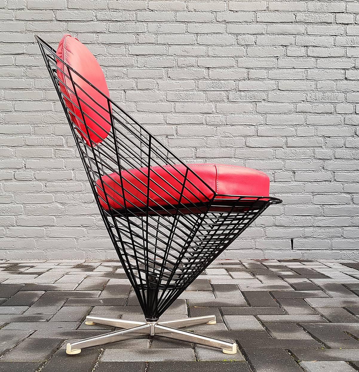 - Black 'K2' wire cone lounge chair by Verner Panton
- Manufactured by Plus Linje in the 1960s
- Dimensions: H 76 x W 63 x D 63 cm
- Early edition!
- Reupholstered.