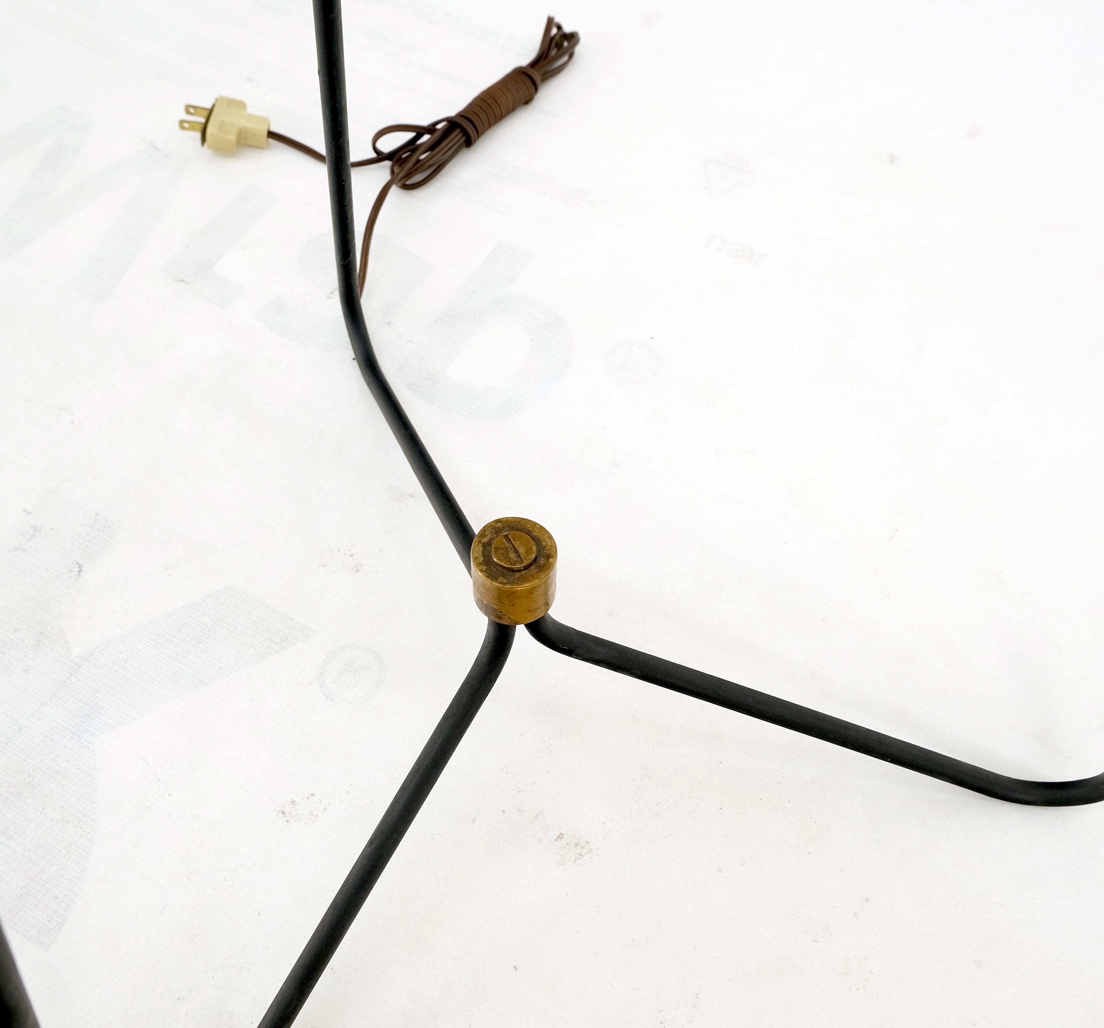 Mid-Century Modern Wire Tripod Base Brass Finial Floor Lamp In Good Condition For Sale In Rockaway, NJ