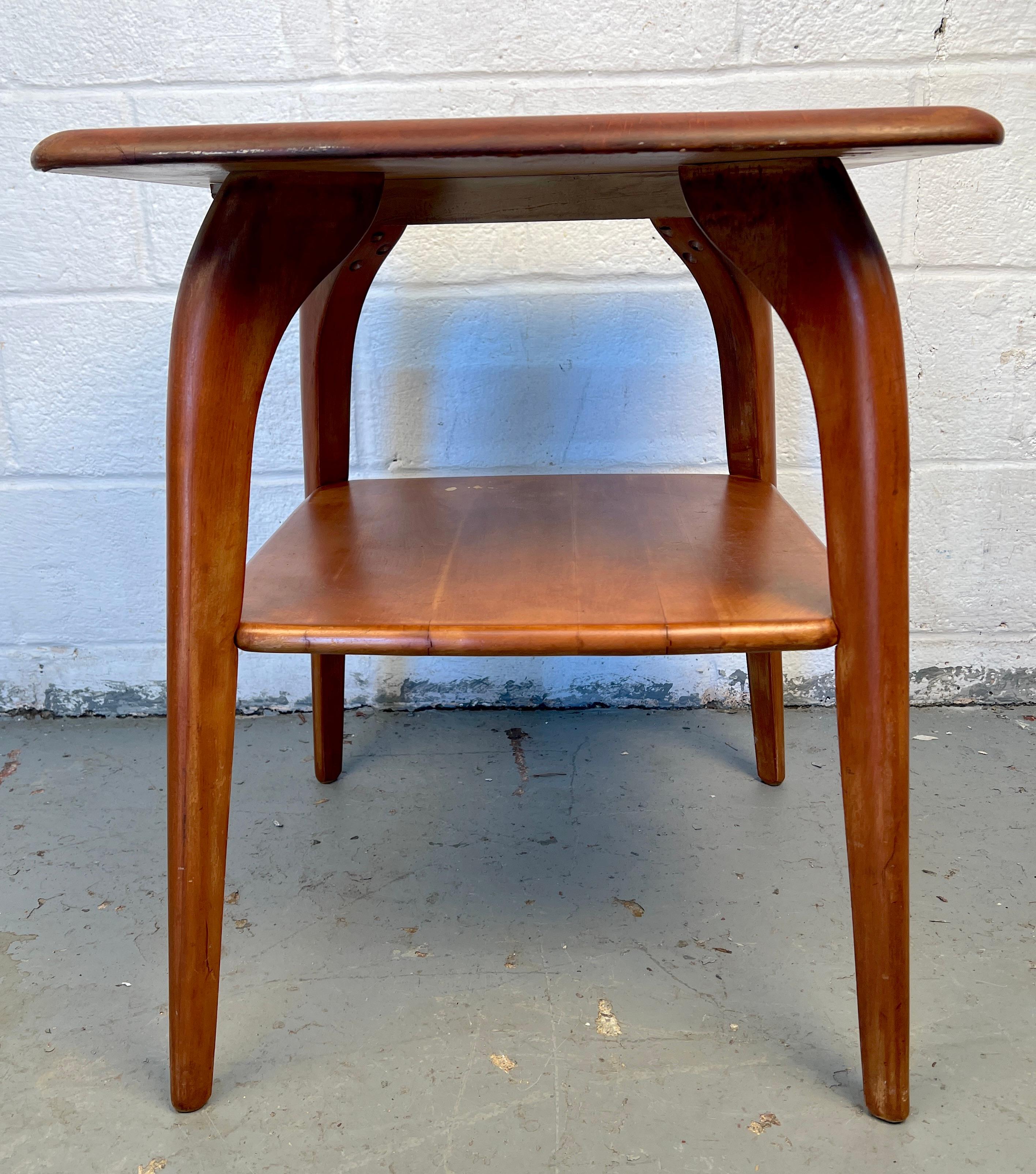 20ième siècle Table d'appoint Wishbone moderne du milieu du siècle par Heywood Wakefield en vente