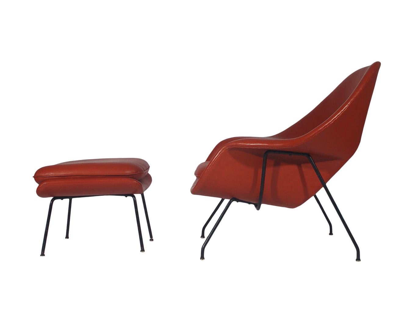 Mid-Century Modern Womb Chair and Ottoman by Eero Saarinen for Knoll in Leather In Good Condition In Philadelphia, PA