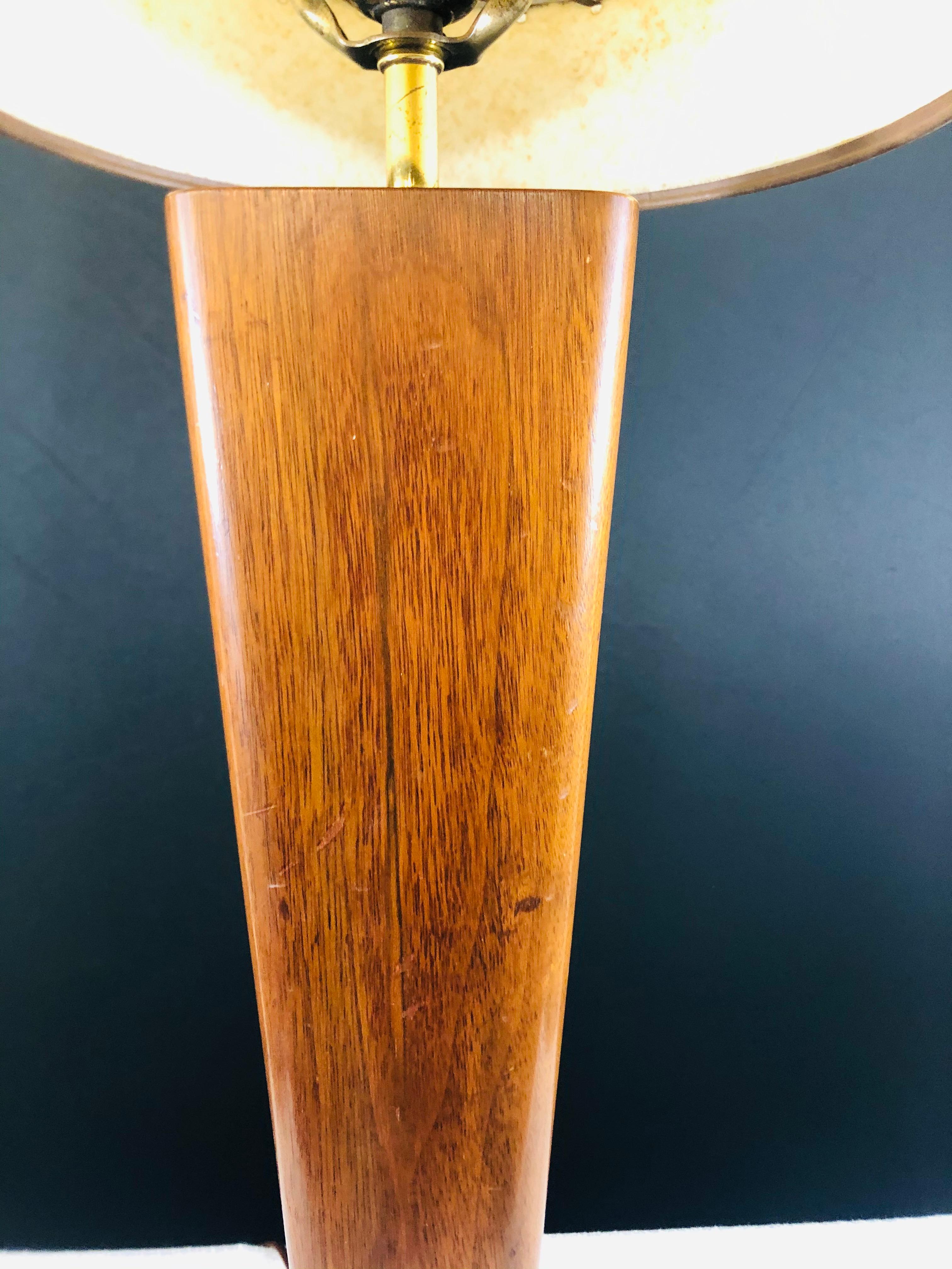 Mid-Century Modern Wood and Brass Base Table Lamp In Good Condition In Plainview, NY