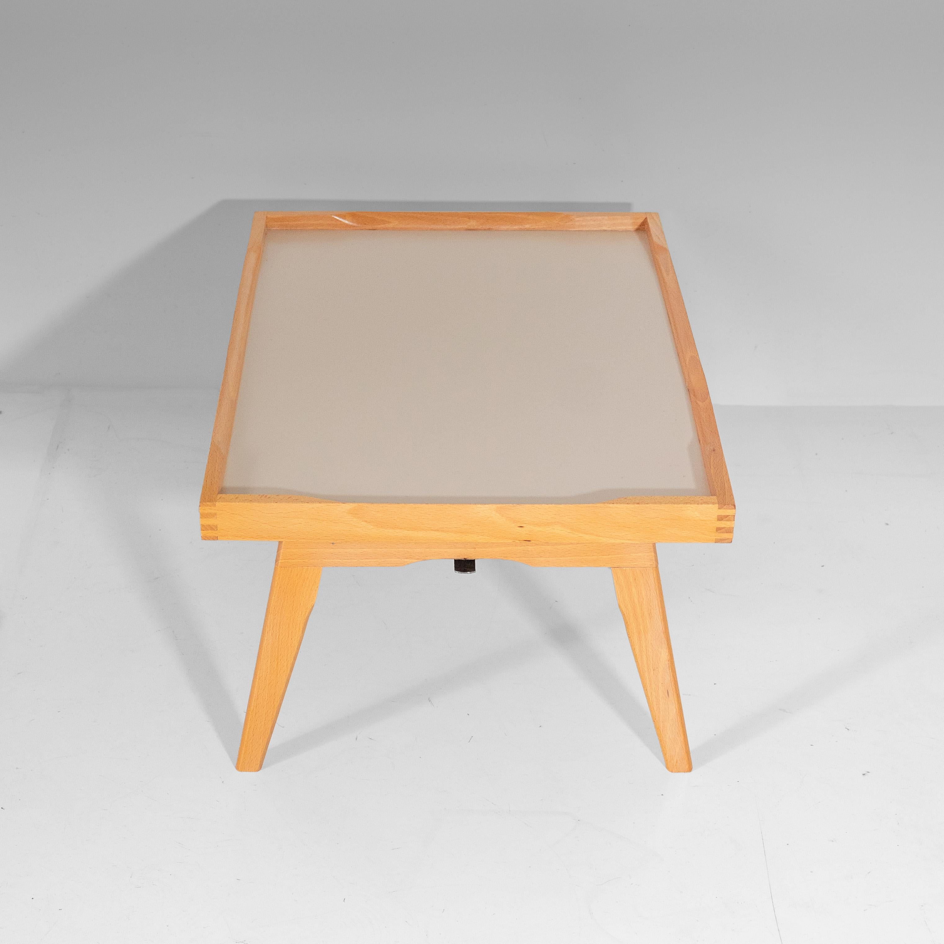 Vassoio da letto pieghevole in legno e formica del Mid Century Modern - Leggio, Italia 1970

Affascinante e versatile letto pieghevole Ttay della modernità di metà secolo, proveniente dall'Italia negli anni '60 e '70. Non si tratta di un semplice