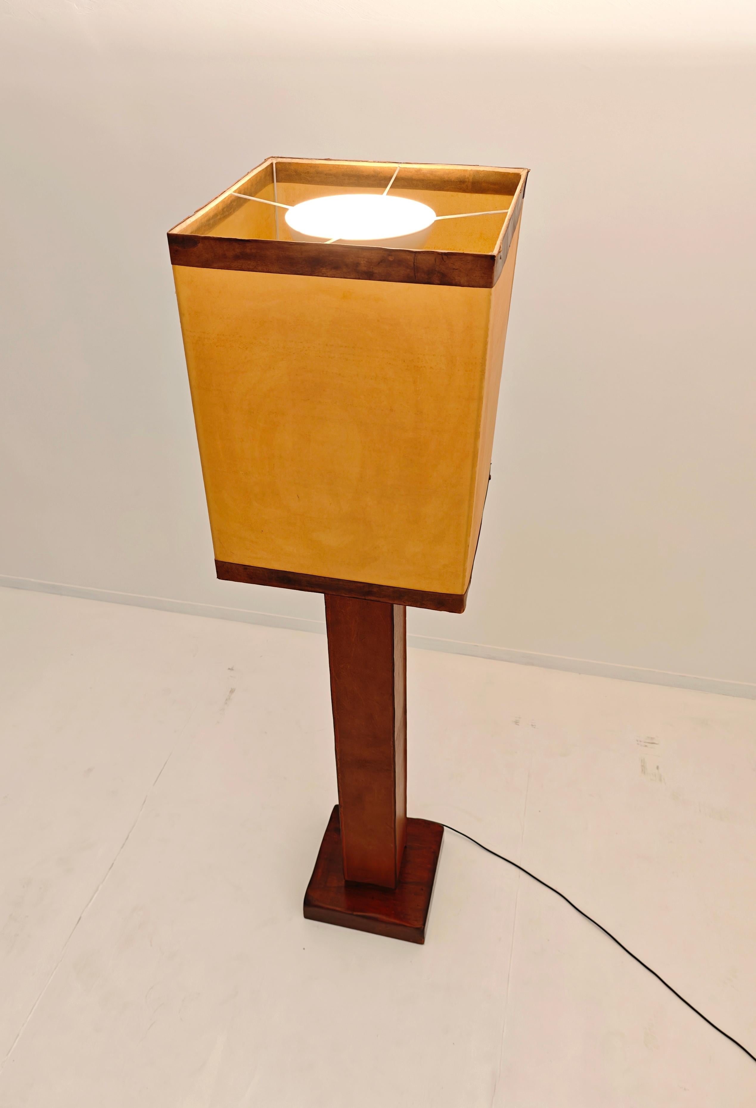 Lampada da terra in legno e pelle di design della metà del secolo scorso, anni '60. in vendita 3