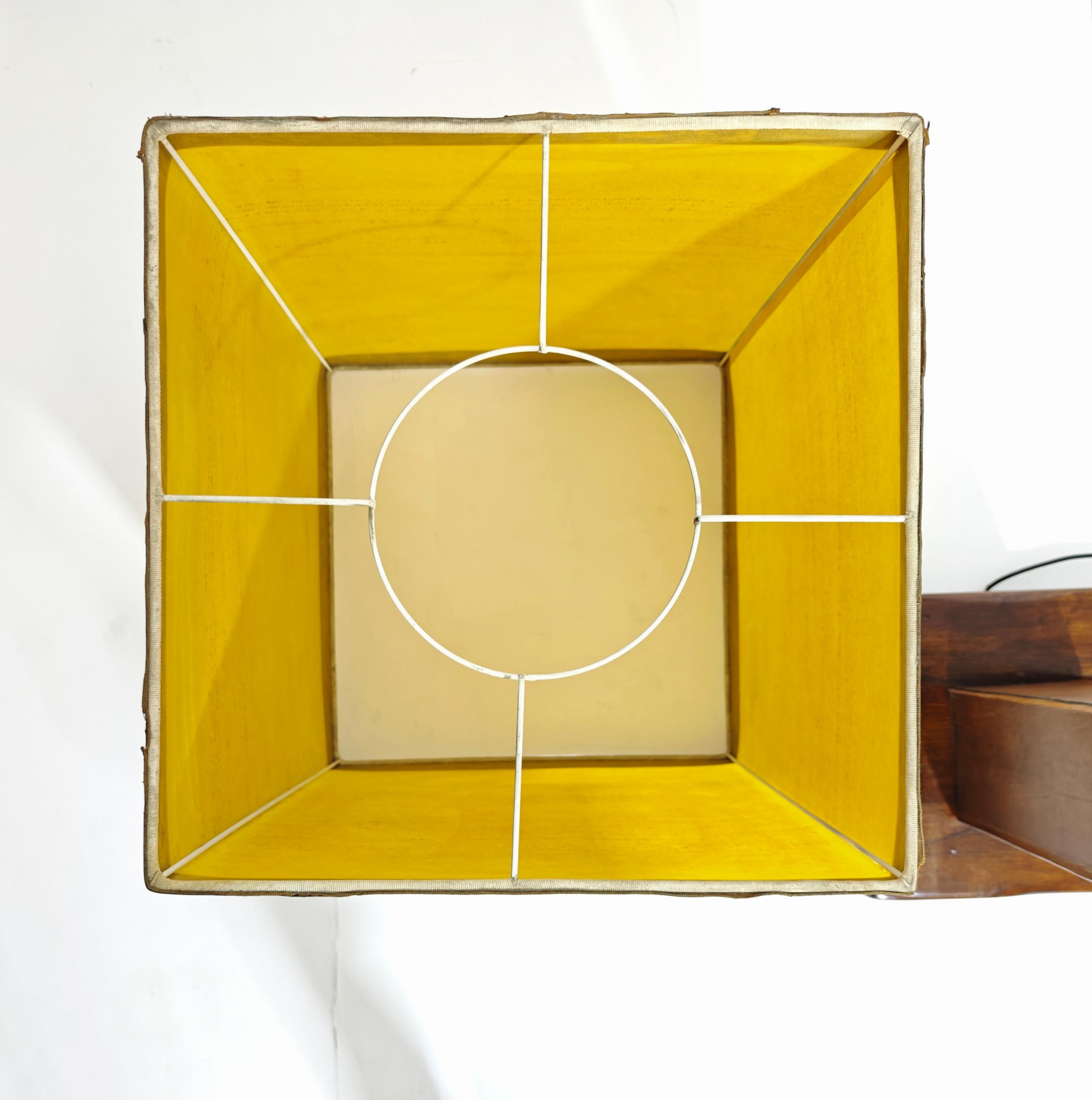 Lampada da terra in legno e pelle di design della metà del secolo scorso, anni '60. in vendita 4