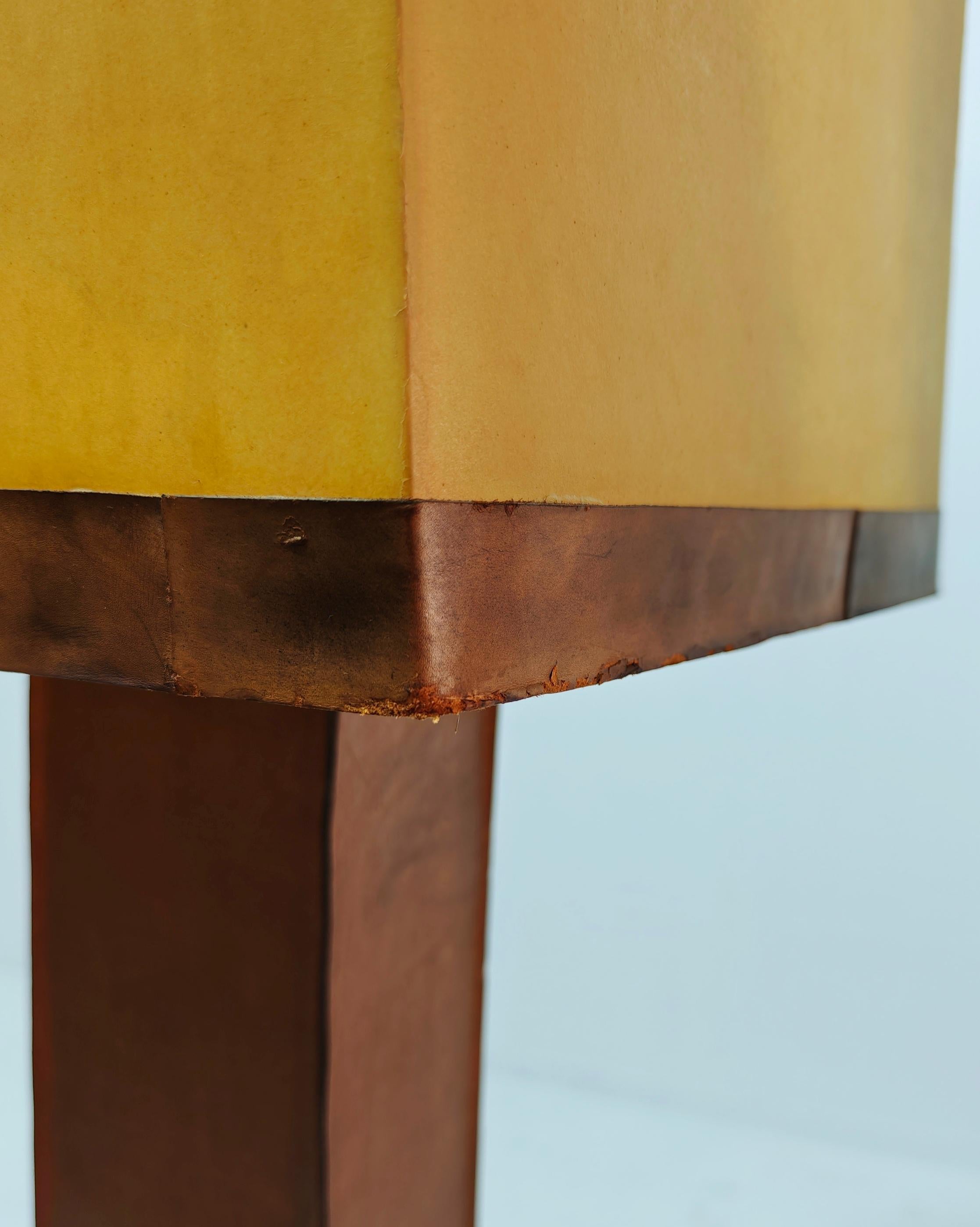Lampada da terra in legno e pelle di design della metà del secolo scorso, anni '60. in vendita 5