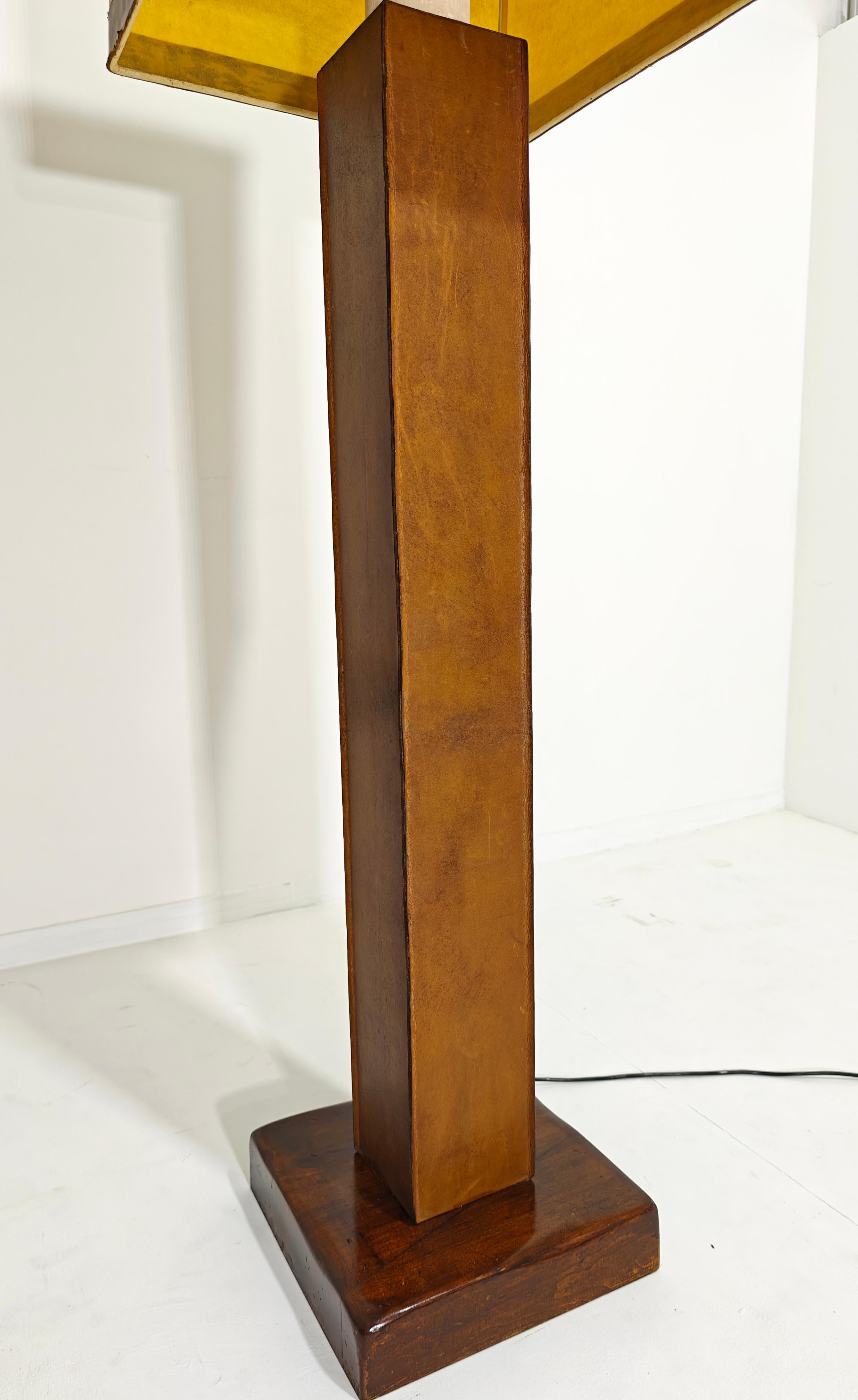 Lampada da terra in legno e pelle di design della metà del secolo scorso, anni '60. in vendita 7