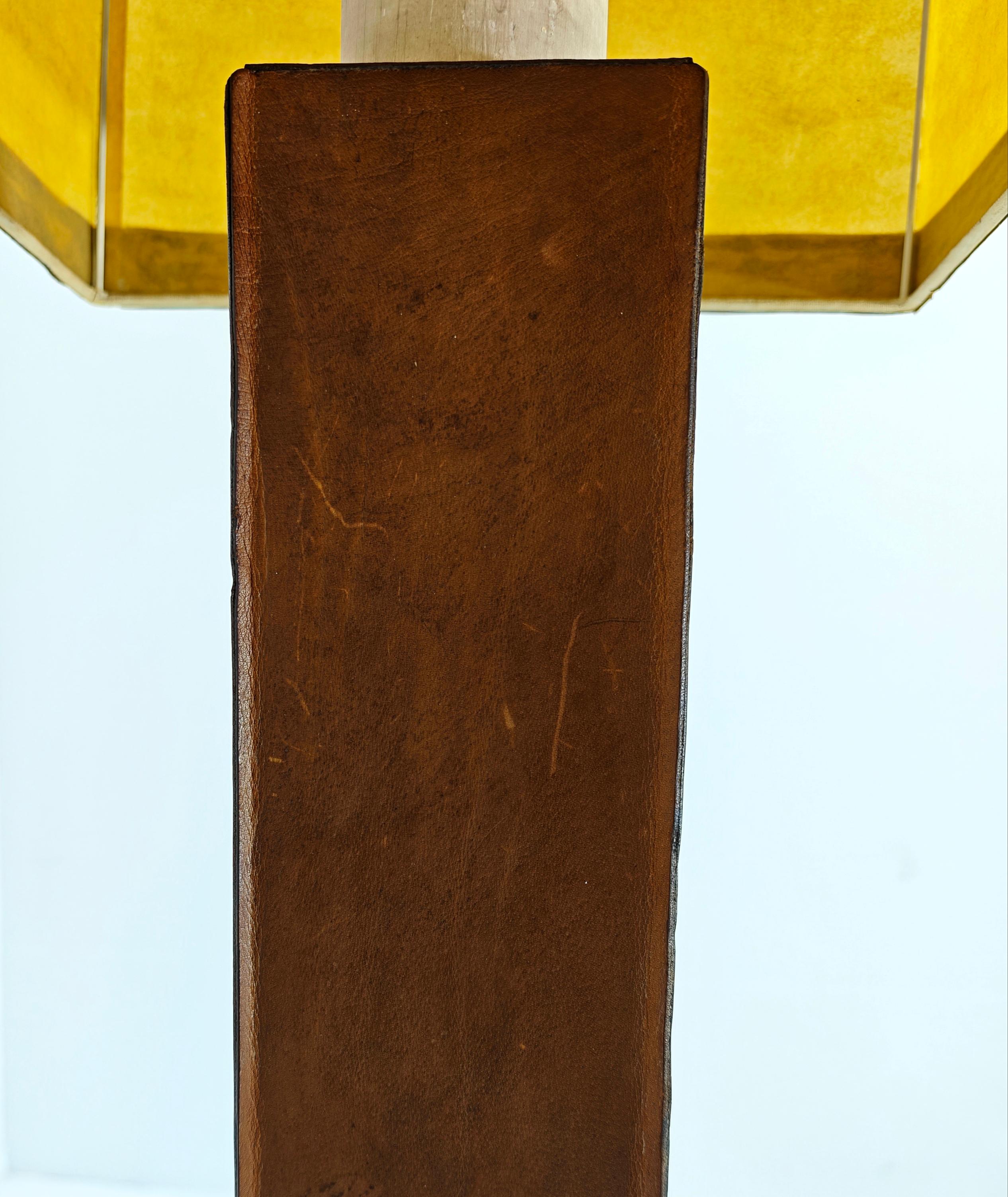 Lampada da terra in legno e pelle di design della metà del secolo scorso, anni '60. in vendita 8