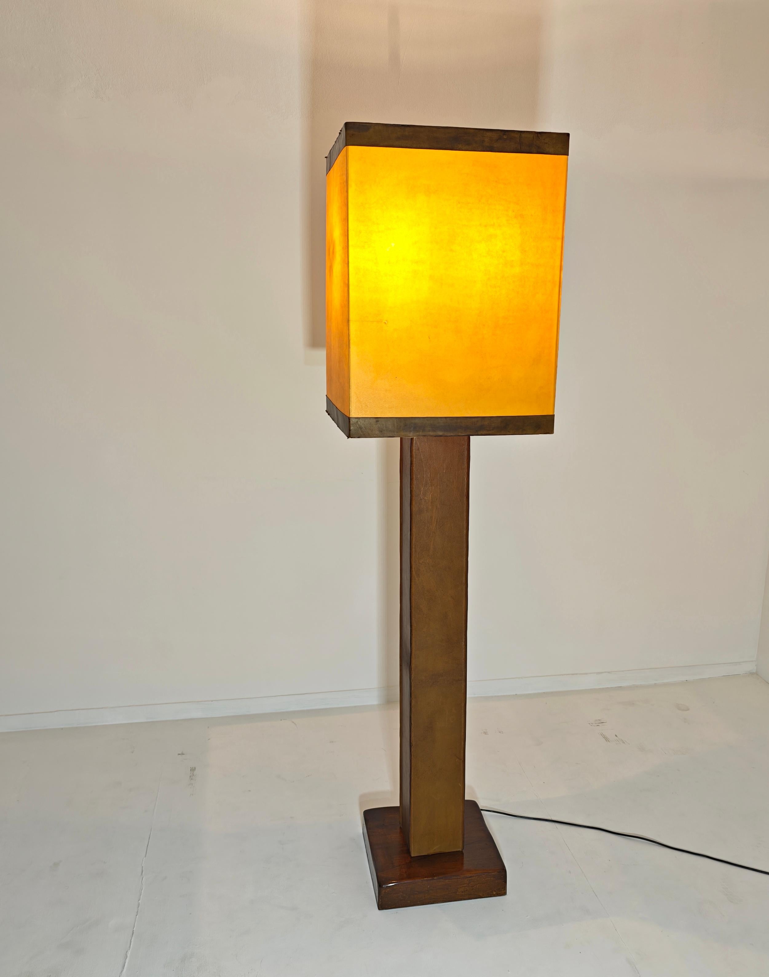 Lampada da terra in legno e pelle di design della metà del secolo scorso, anni '60. in vendita 9