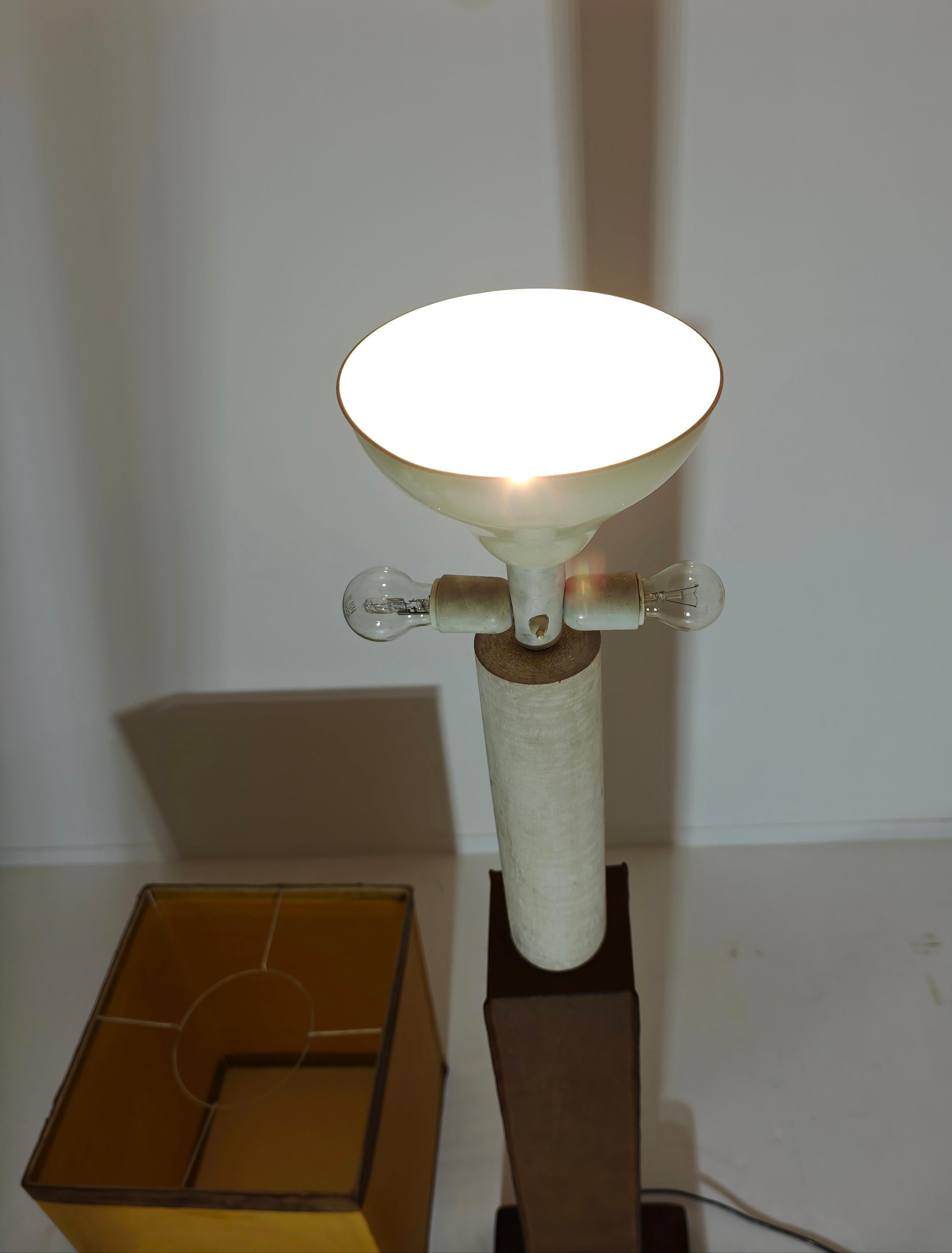 Lampada da terra in legno e pelle di design della metà del secolo scorso, anni '60. in vendita 12
