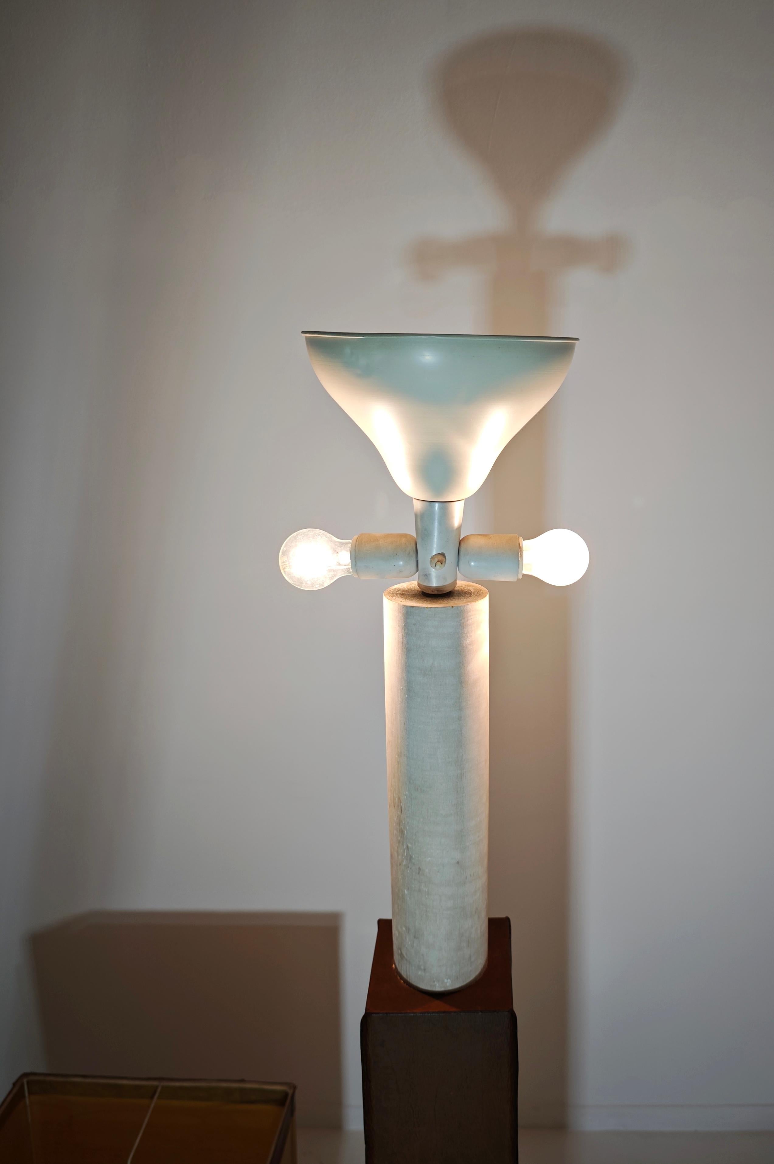 Lampada da terra in legno e pelle di design della metà del secolo scorso, anni '60. in vendita 13