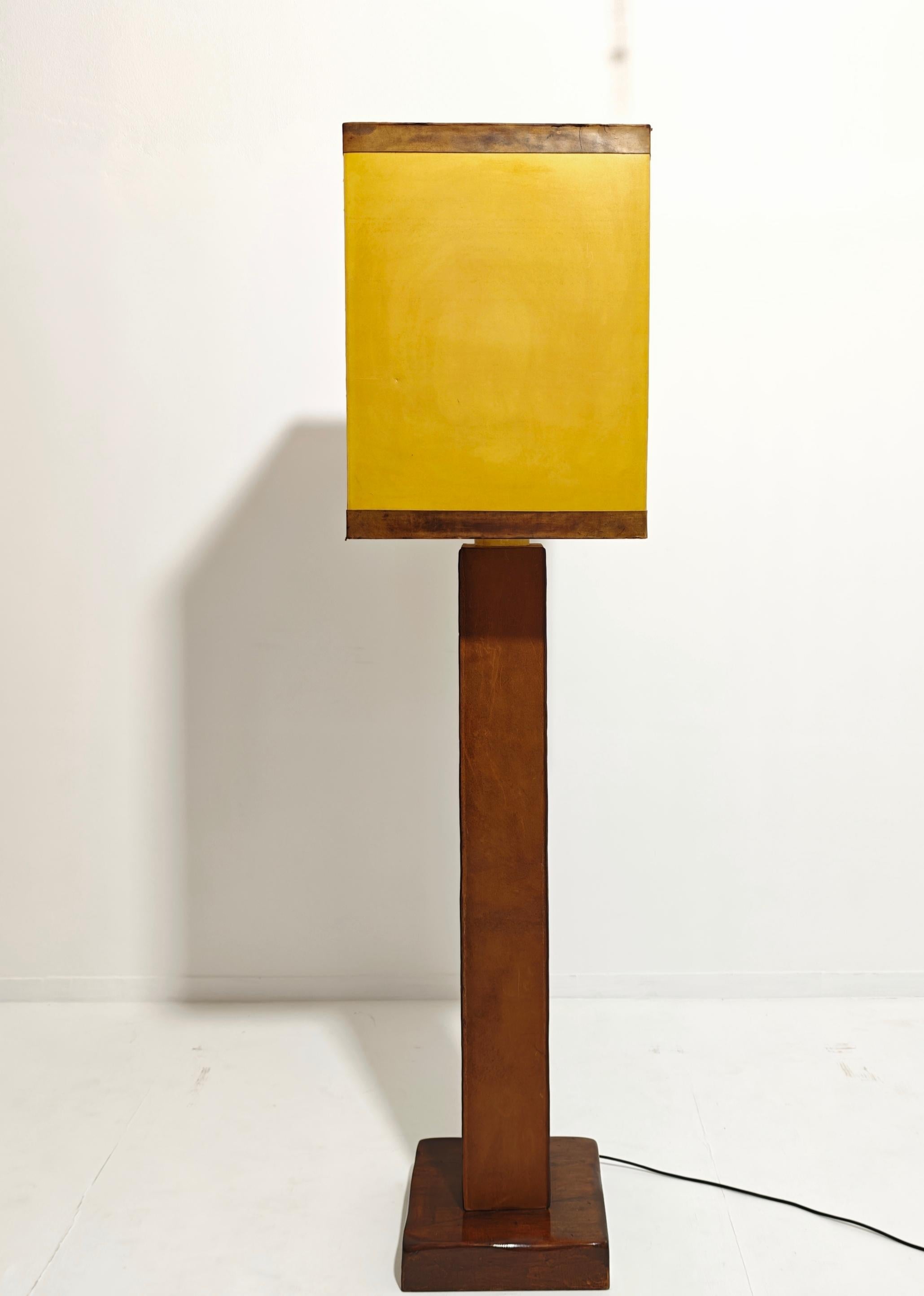 Mid-Century moderno Lampada da terra in legno e pelle di design della metà del secolo scorso, anni '60. in vendita