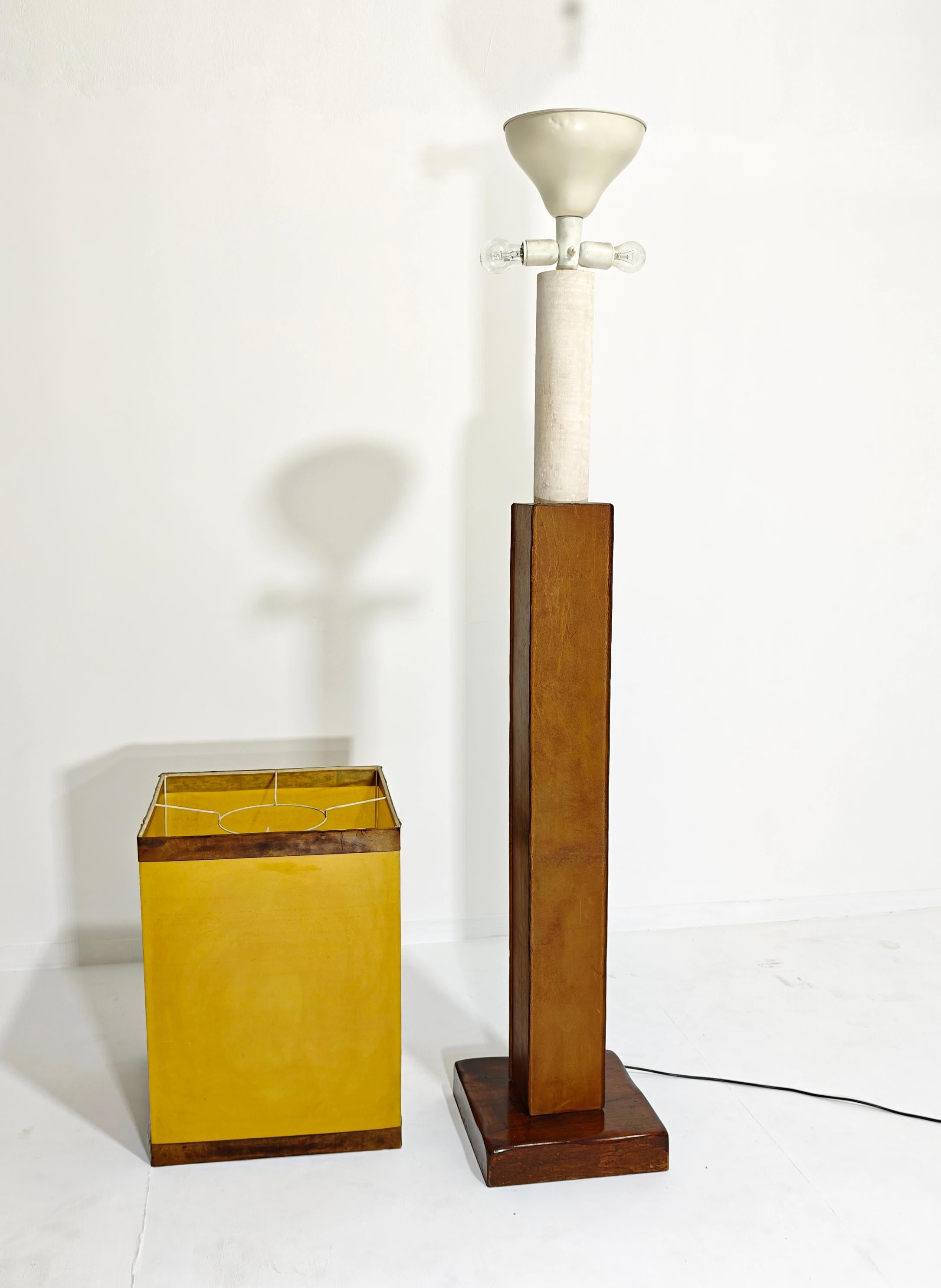 Italiano Lampada da terra in legno e pelle di design della metà del secolo scorso, anni '60. in vendita