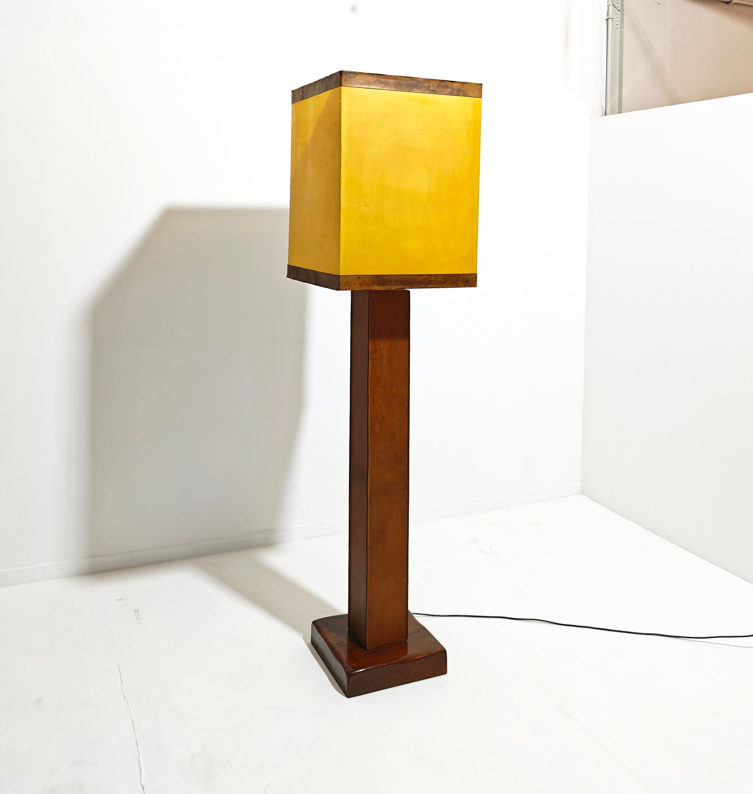 Lampada da terra in legno e pelle di design della metà del secolo scorso, anni '60. In condizioni buone in vendita a Palermo, IT
