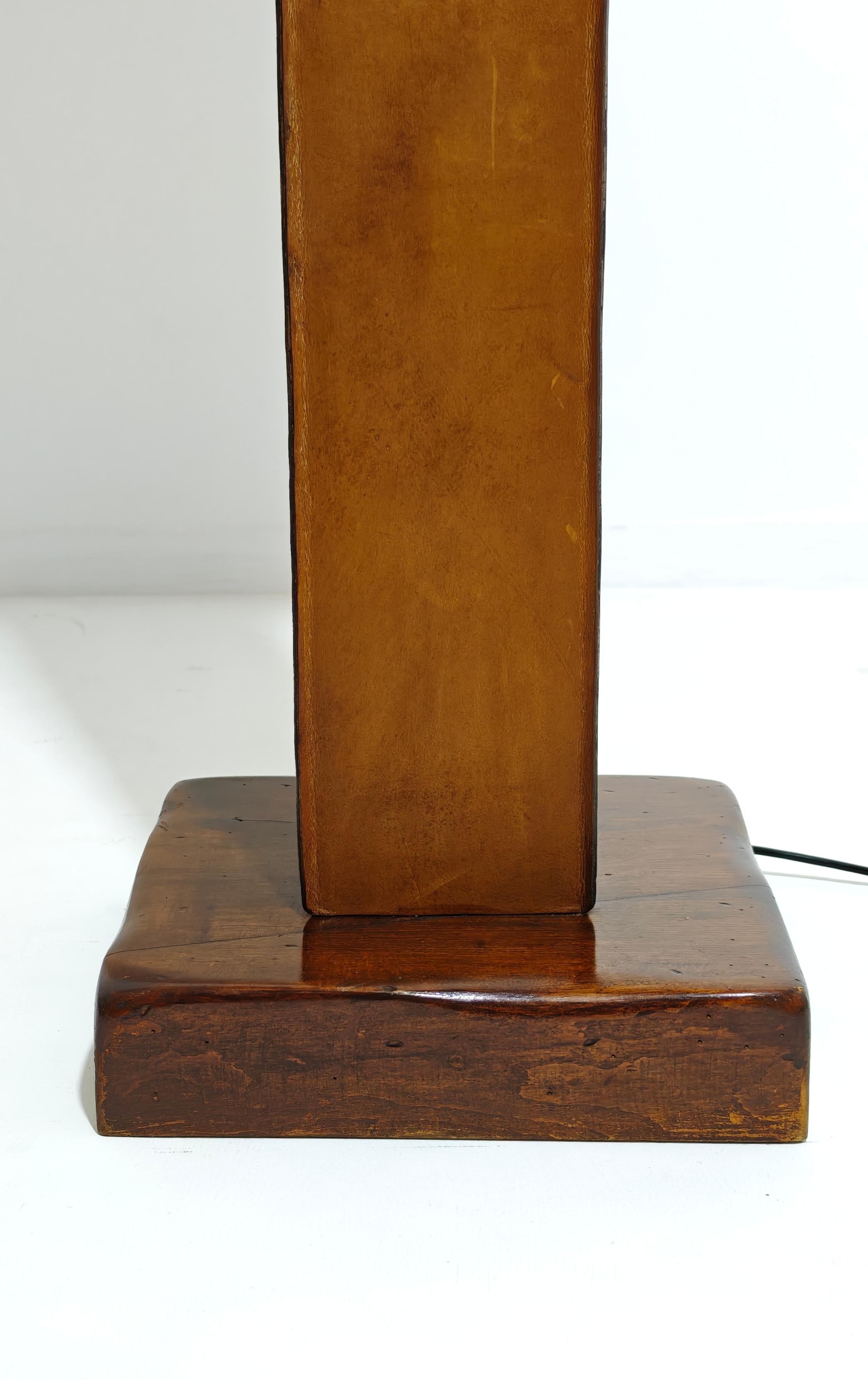 XX secolo Lampada da terra in legno e pelle di design della metà del secolo scorso, anni '60. in vendita