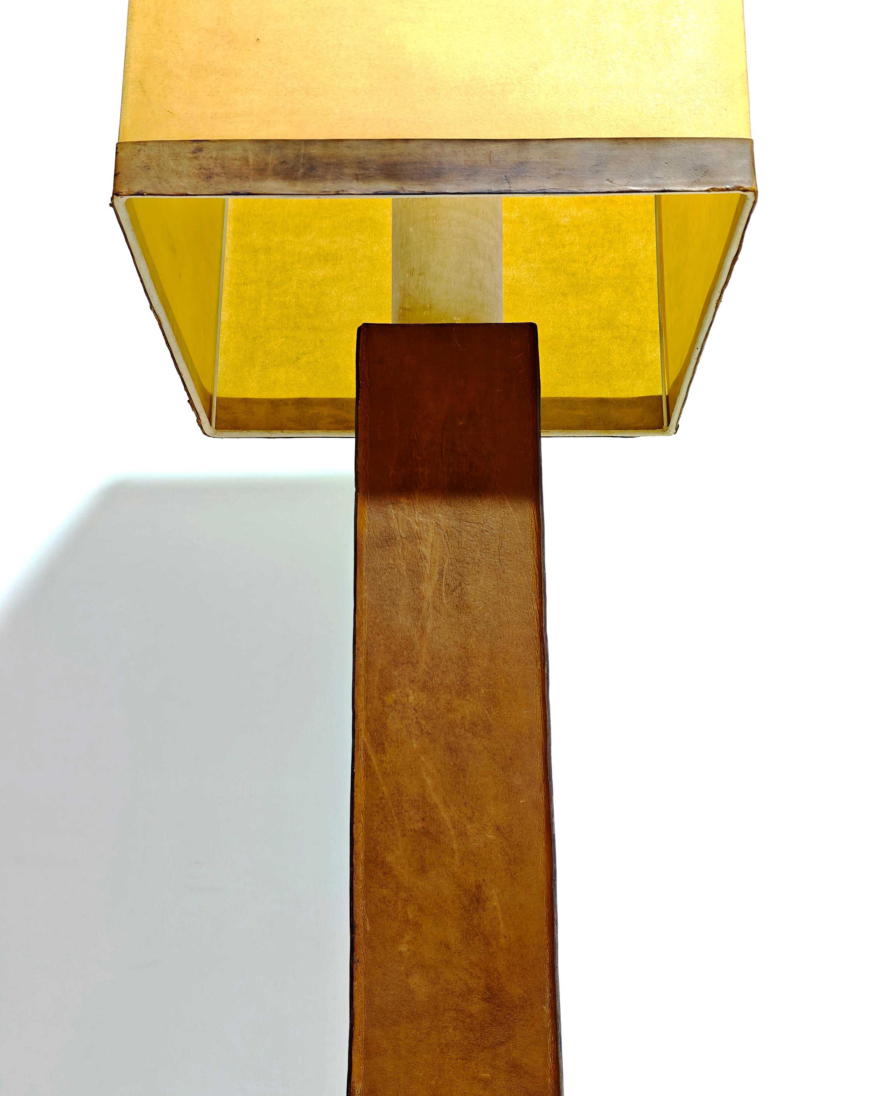 Alluminio Lampada da terra in legno e pelle di design della metà del secolo scorso, anni '60. in vendita