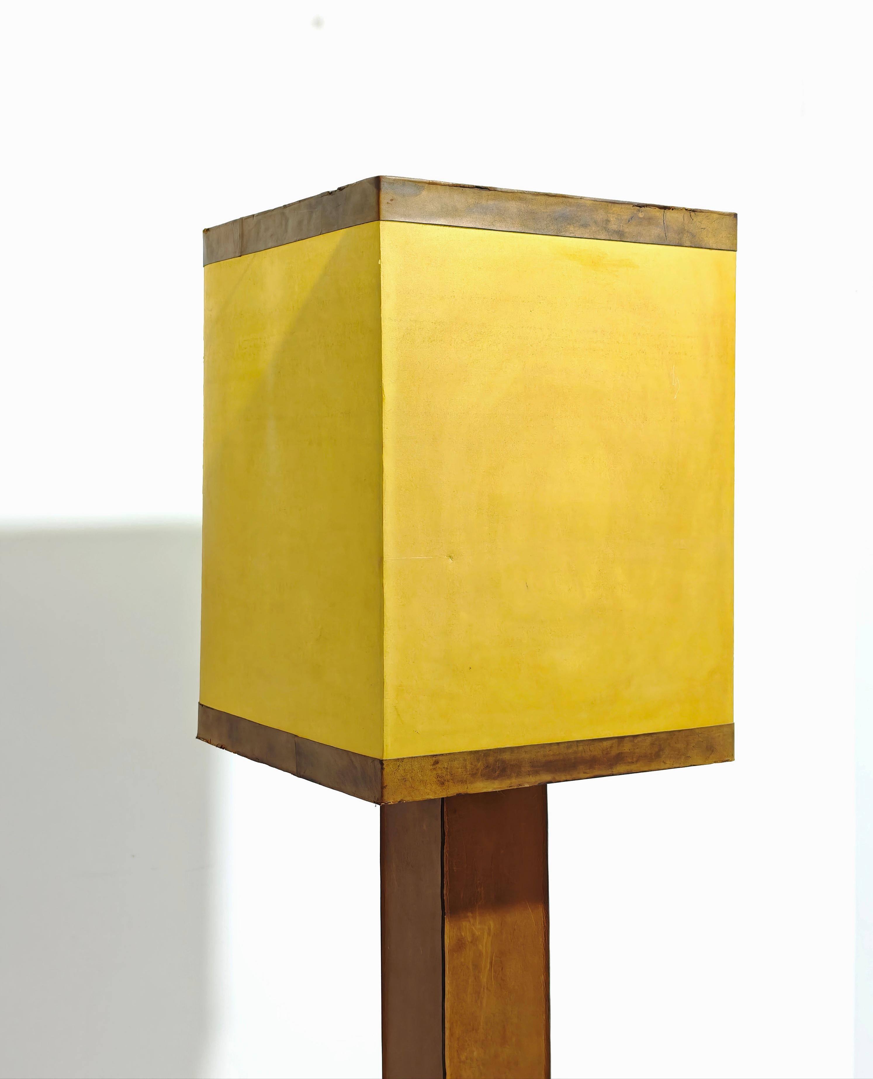 Lampada da terra in legno e pelle di design della metà del secolo scorso, anni '60. in vendita 1