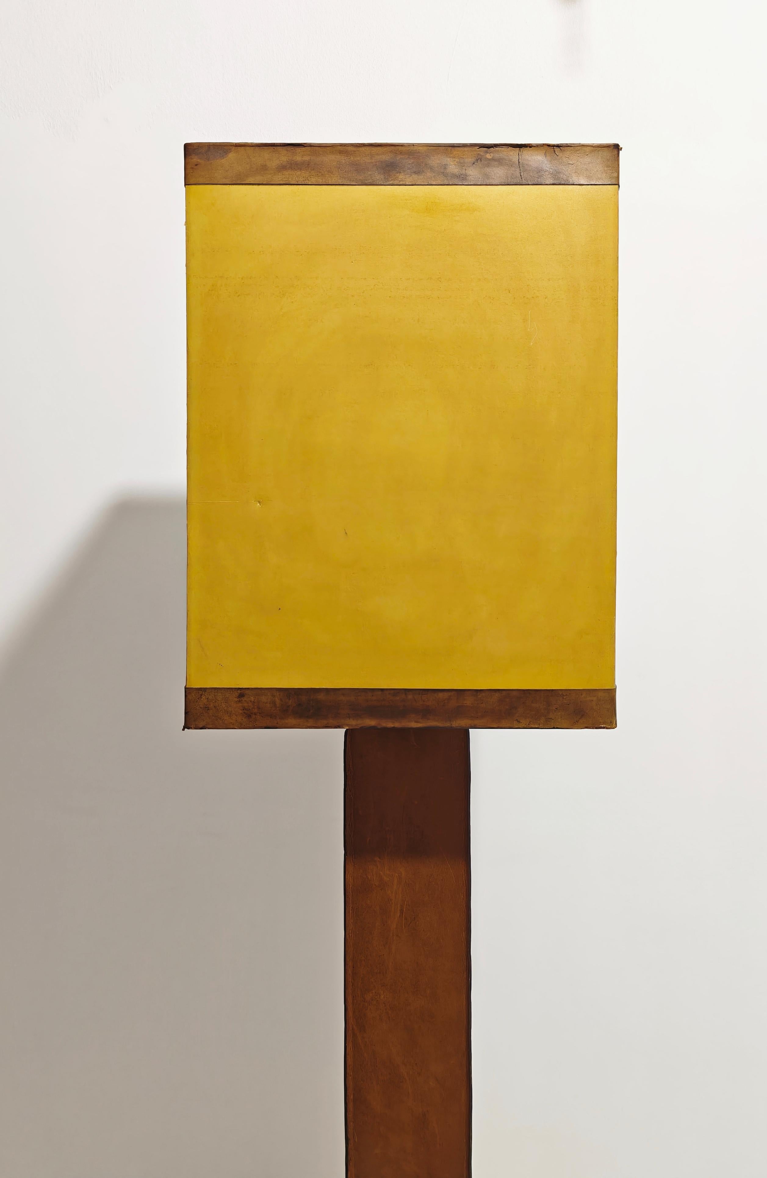 Lampada da terra in legno e pelle di design della metà del secolo scorso, anni '60. in vendita 2