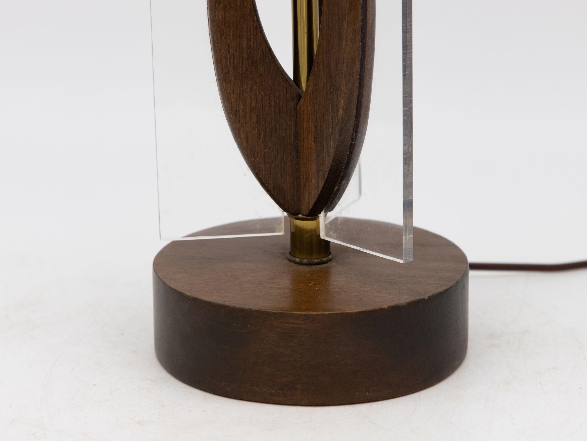 A.I.C. Modernity Wood and Lucite Table Lamp, American Mid 20th C. en vente 3