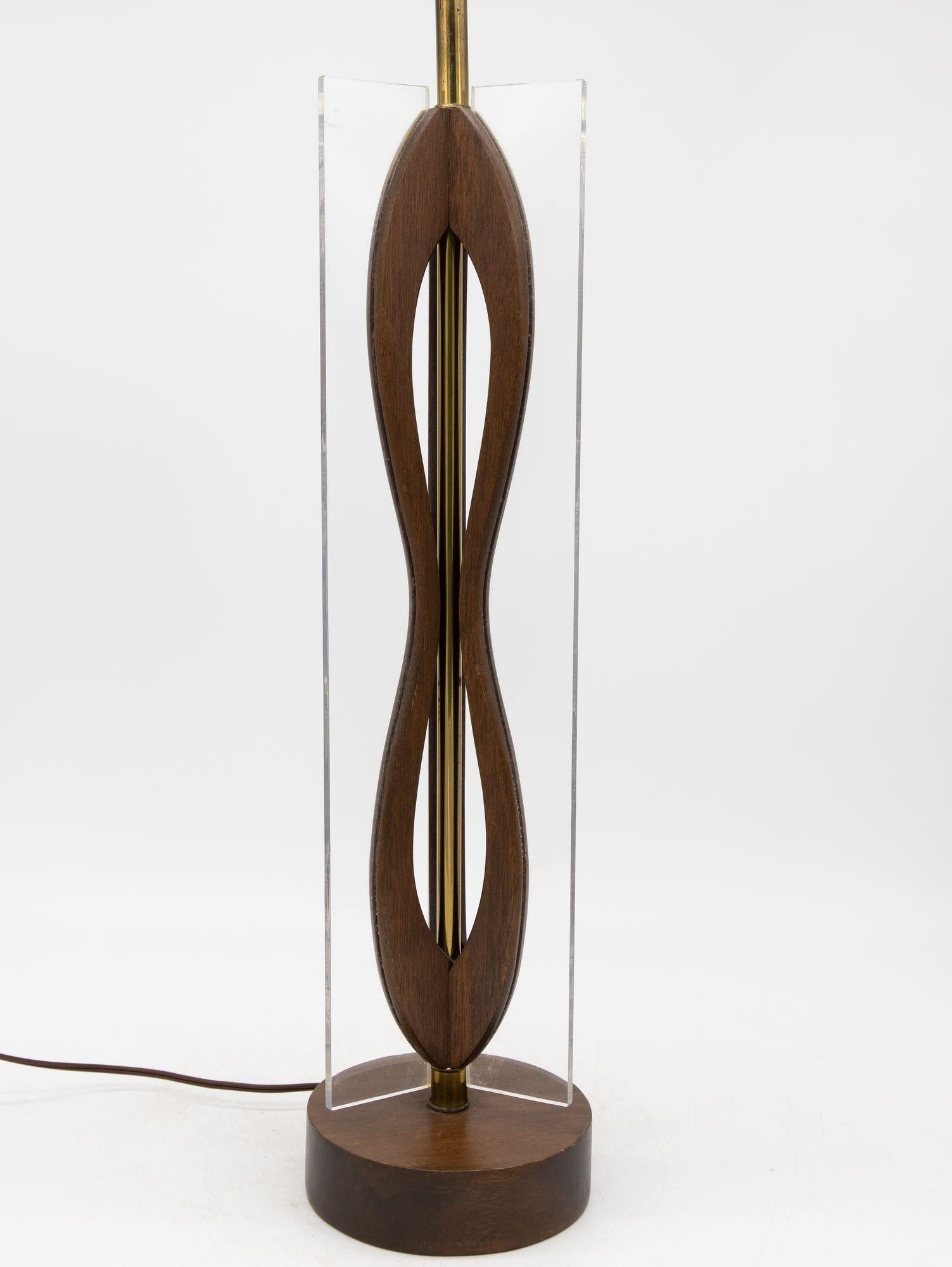 Mid-Century Modern A.I.C. Modernity Wood and Lucite Table Lamp, American Mid 20th C. en vente