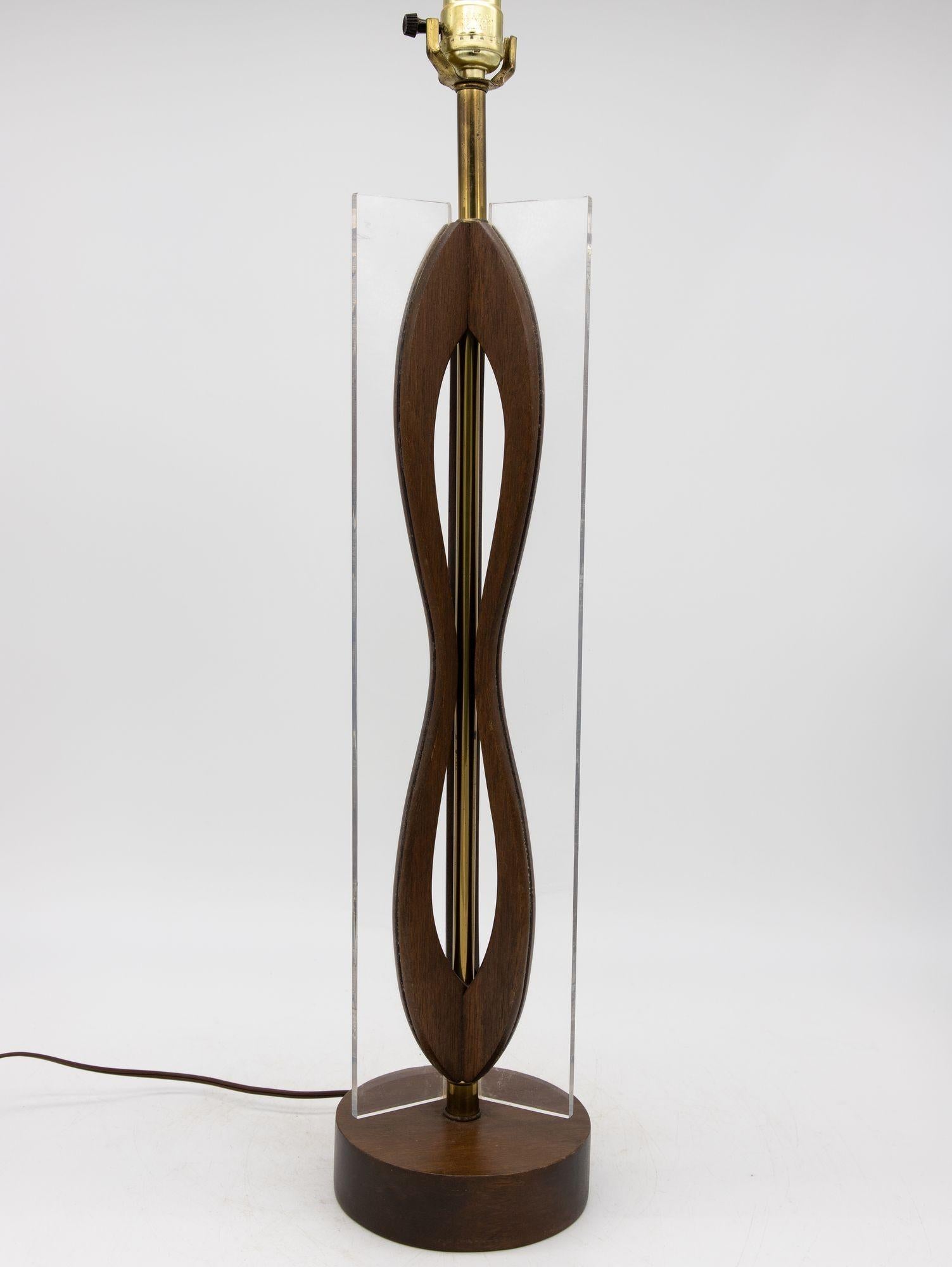 Américain A.I.C. Modernity Wood and Lucite Table Lamp, American Mid 20th C. en vente