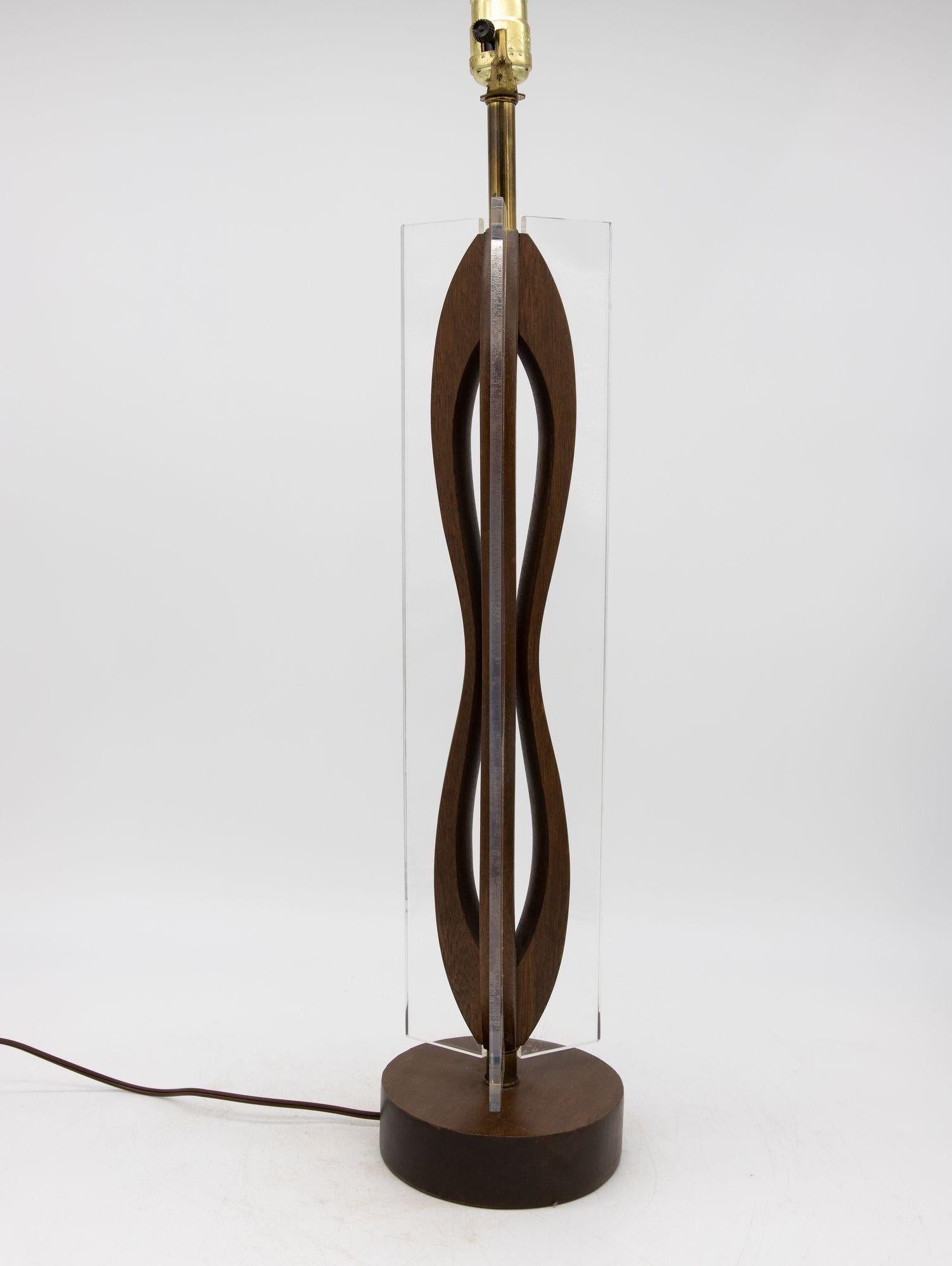 A.I.C. Modernity Wood and Lucite Table Lamp, American Mid 20th C. Bon état - En vente à South Salem, NY