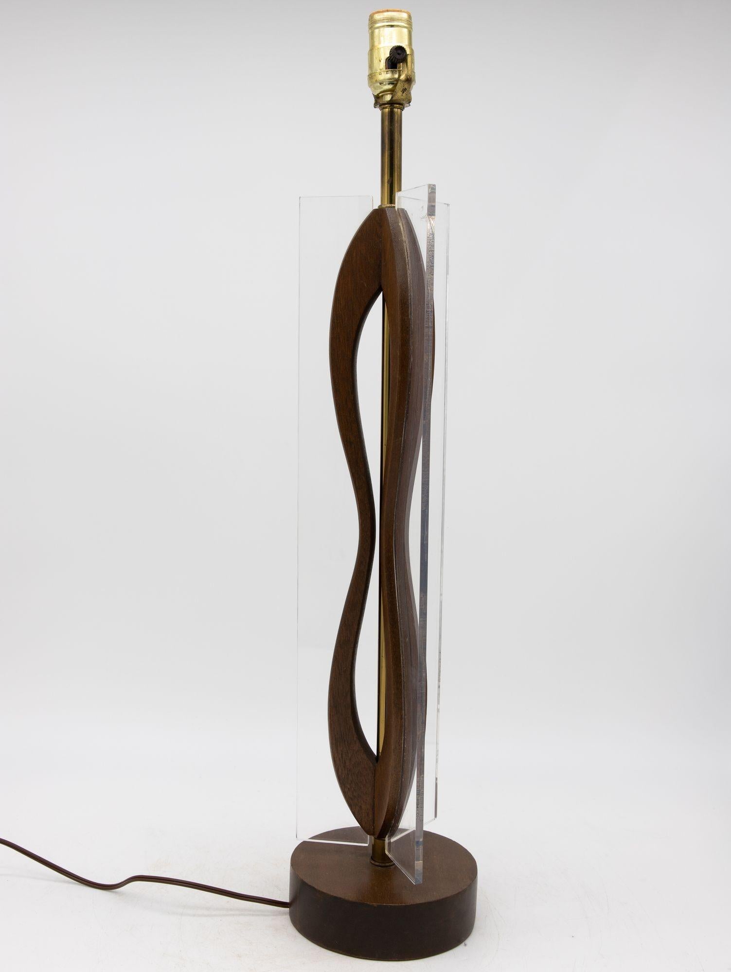 Milieu du XXe siècle A.I.C. Modernity Wood and Lucite Table Lamp, American Mid 20th C. en vente
