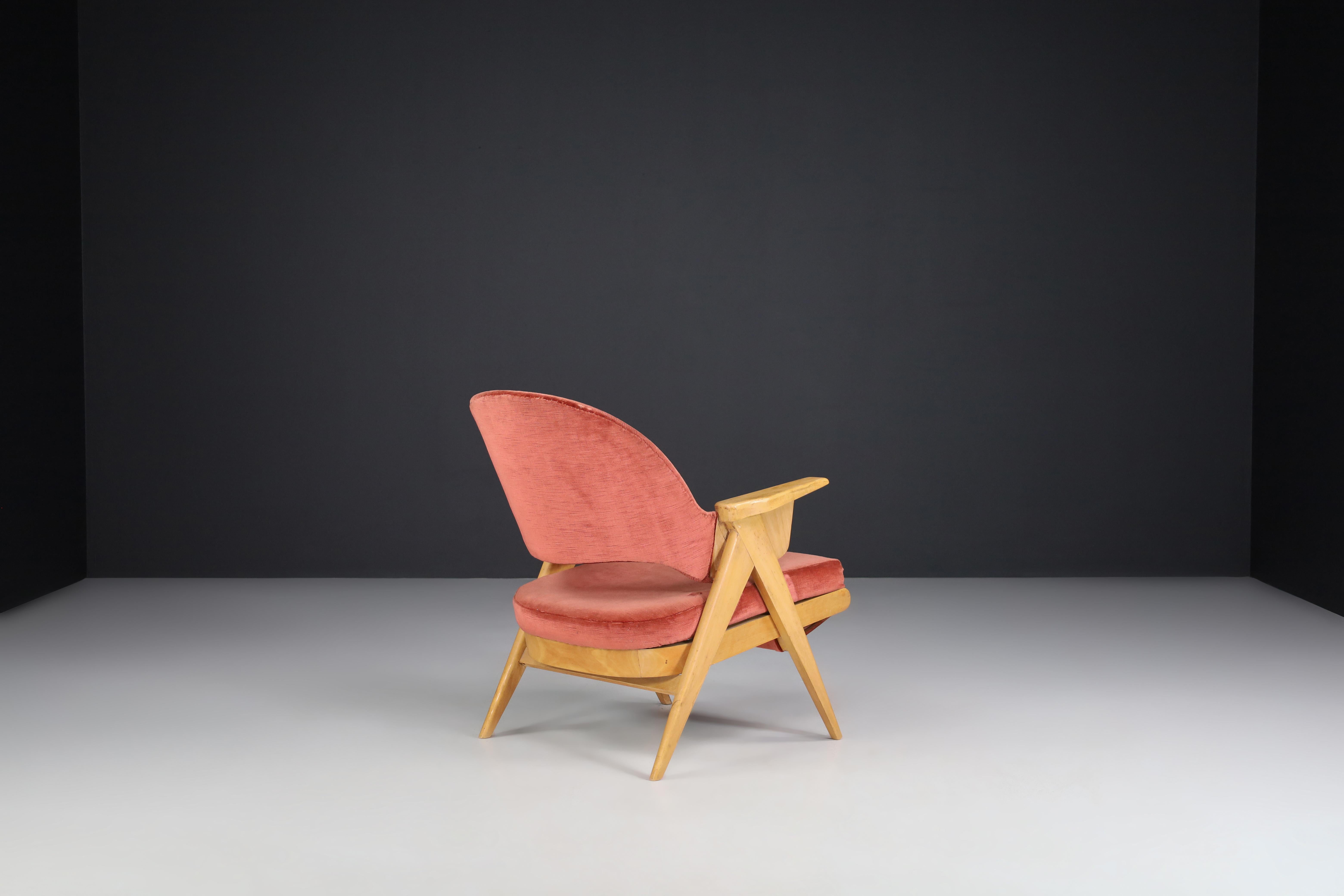 Mid-Century Modern Loungesessel aus Holz und Original-Samt, hergestellt in Frankreich, 1950er Jahre (Französisch) im Angebot
