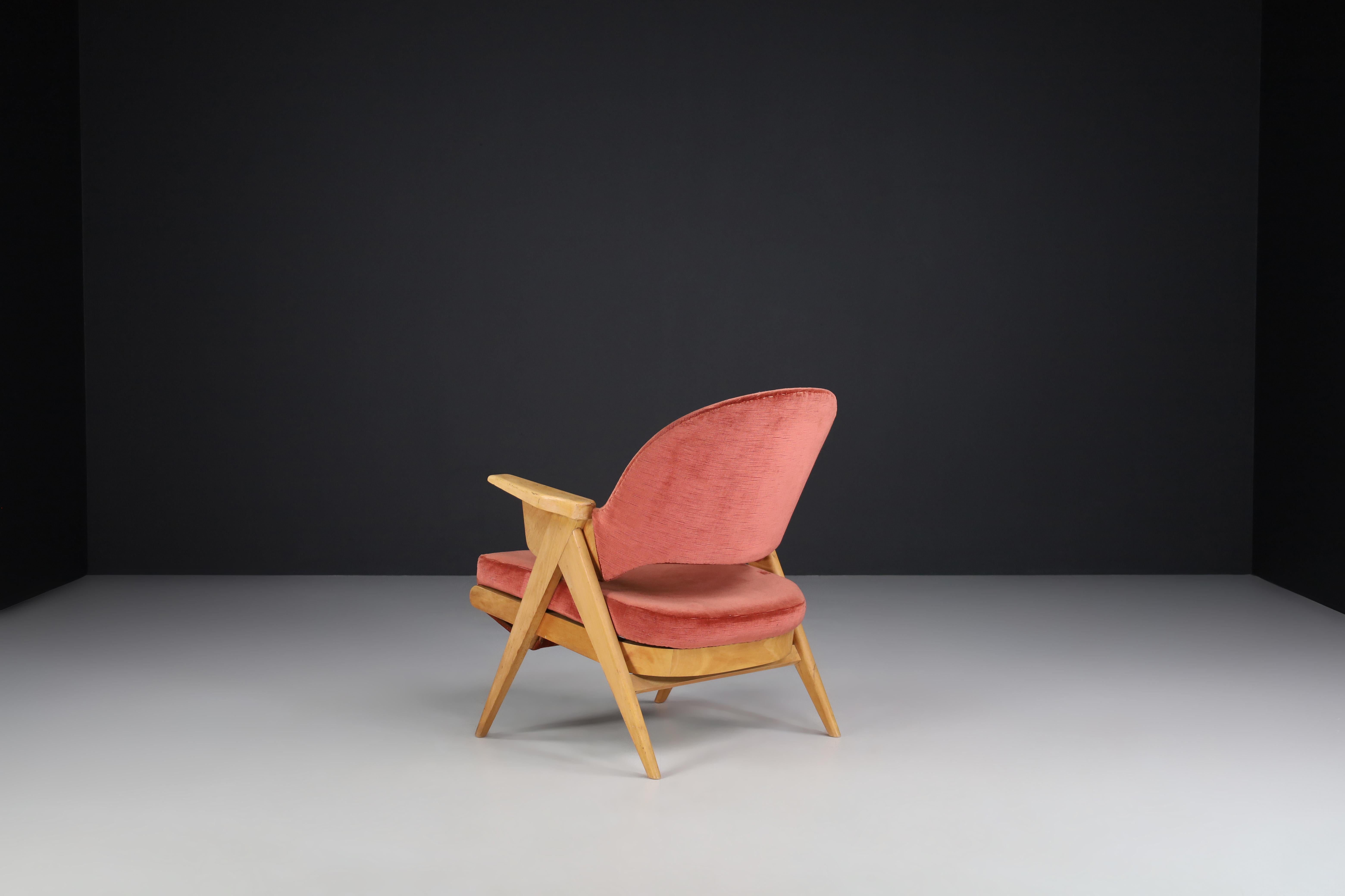 Mid-Century Modern Loungesessel aus Holz und Original-Samt, hergestellt in Frankreich, 1950er Jahre im Zustand „Gut“ im Angebot in Almelo, NL