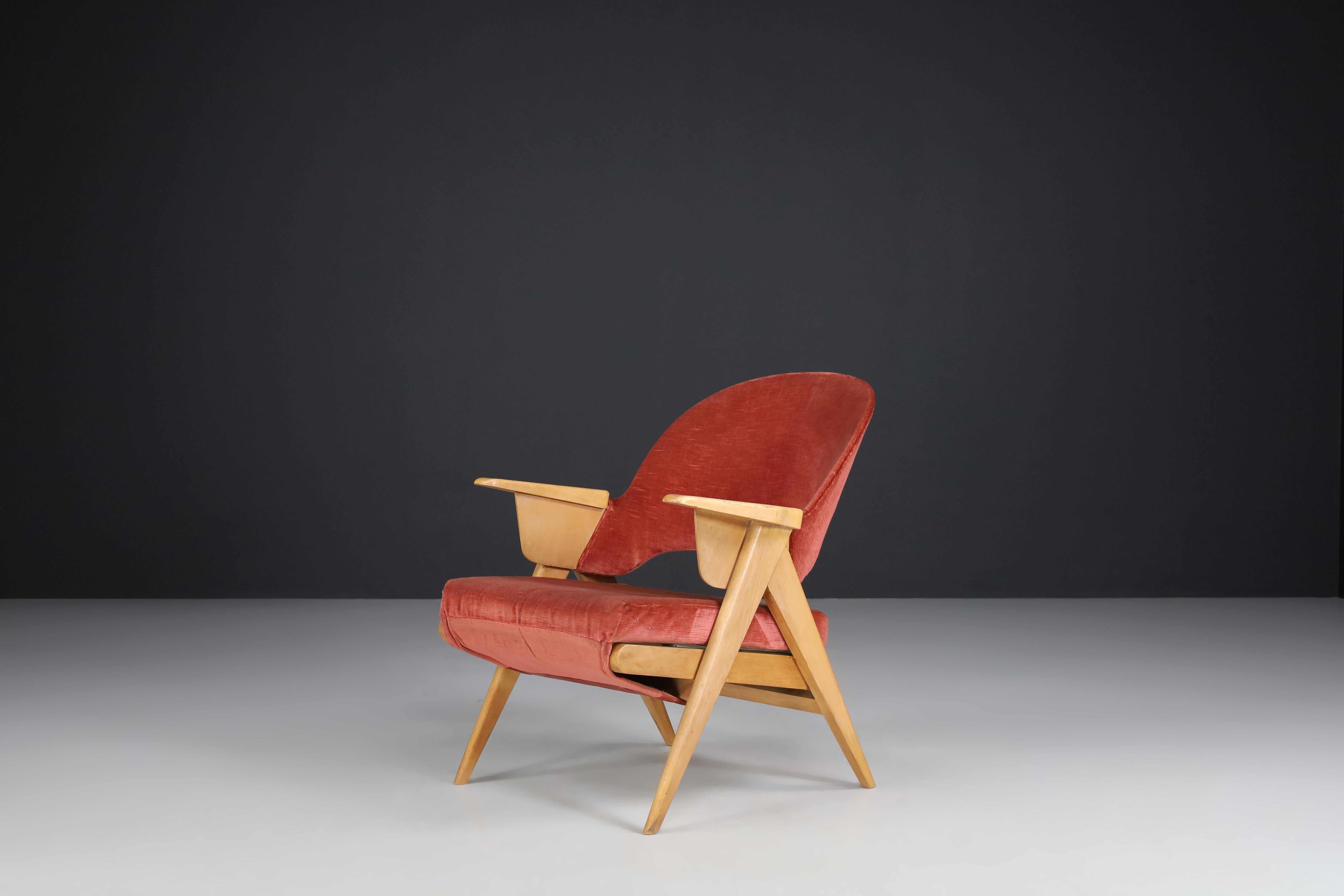 Mid-Century Modern Loungesessel aus Holz und Original-Samt, hergestellt in Frankreich, 1950er Jahre (20. Jahrhundert) im Angebot