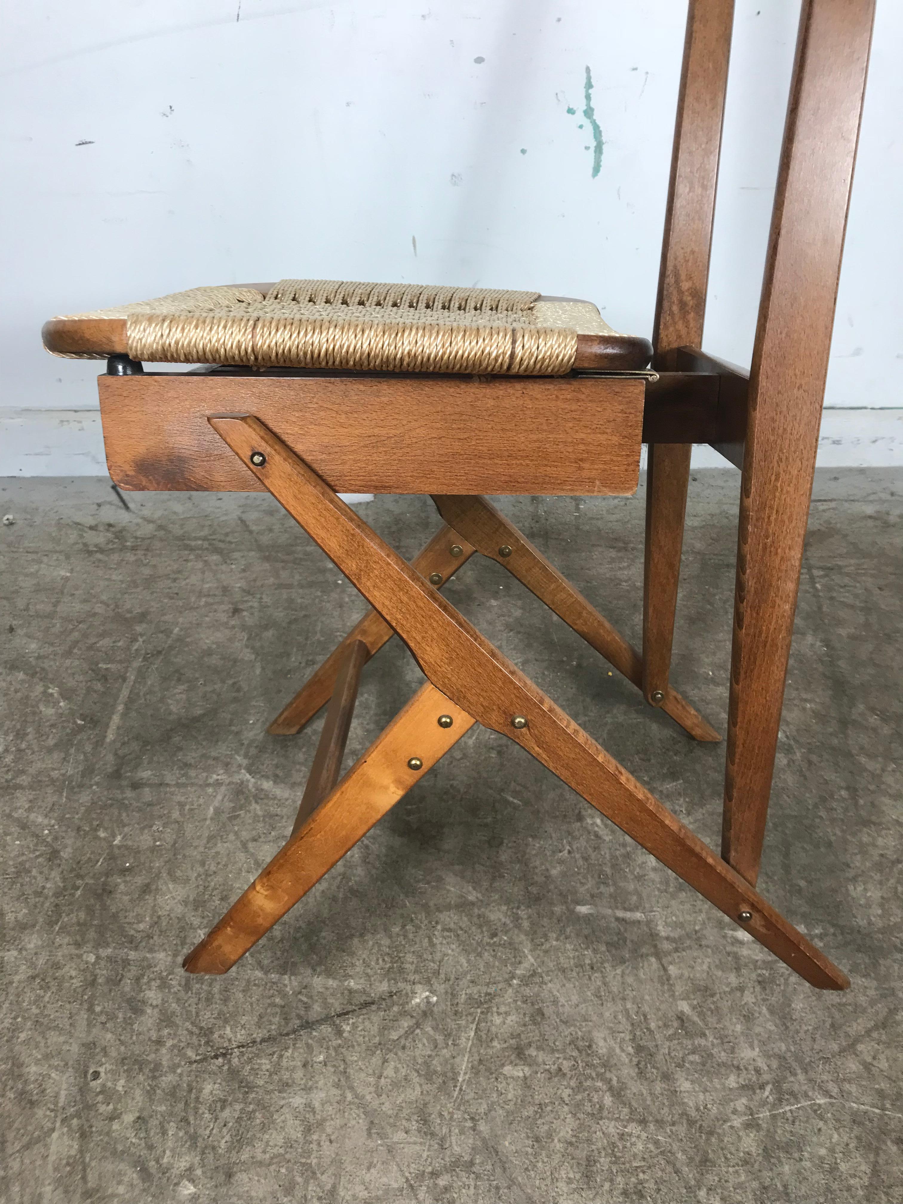 Mid-Century Modern wood and rope valet, manner of Ico Parisi and Luisa Fratelli Ruggitti. Features rush seat that lifts up to unveil two small compartments for storing items. Beautiful wood grain sculptural design, pull-out knobs for hanging hats,