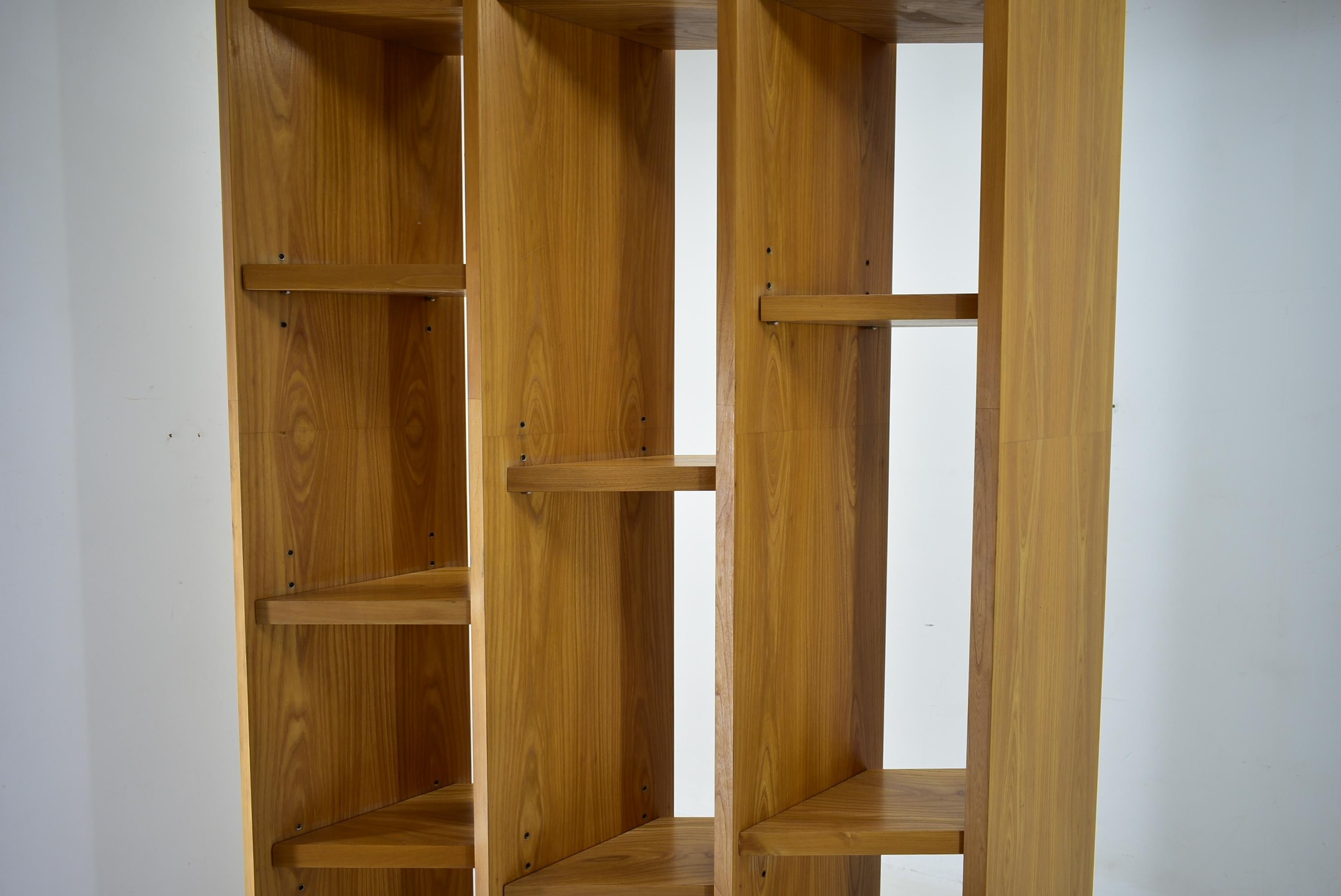 Modernes Holz-Bücherregal aus der Jahrhundertmitte, 1960er Jahre im Angebot 9