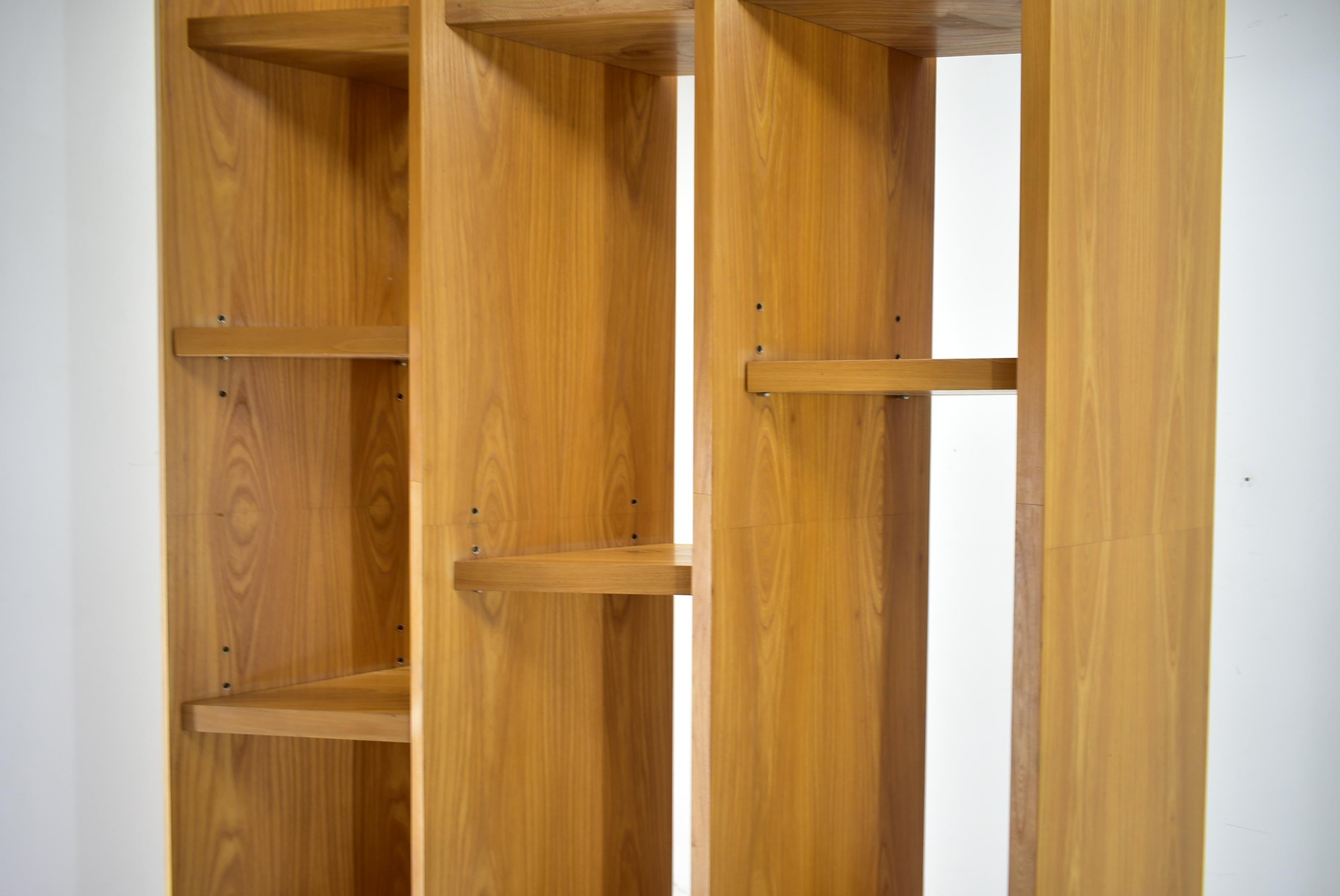 Modernes Holz-Bücherregal aus der Jahrhundertmitte, 1960er Jahre im Angebot 14